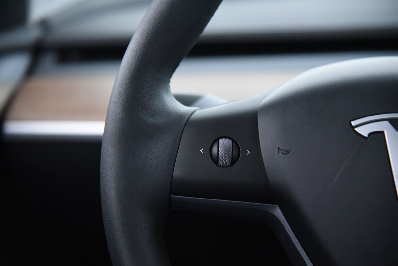 Tesla Model Y 2023 Long Range AWD / Matrix-LED / Vetokoukku / Lämpöpumppu / Adapt. vak / Lasikatto / Autopilot / AMD-Ryzen - 3,99 % KORKOTARJOUS TÄHÄN AUTOON - 1-omisteinen Suomi-Auto vetokoukulla!