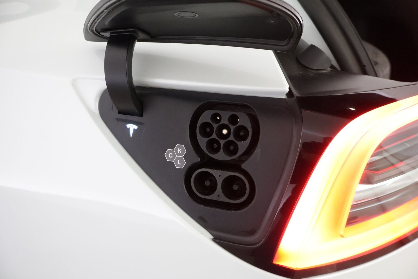 Tesla Model Y 2023 Long Range Dual Motor *ILP / Lasikatto / AMD Ryzen /  FSD3* - * AKKU KUNTOTARKASTETTU*  *2X Vanteet / Super Siisti / Perheauto*