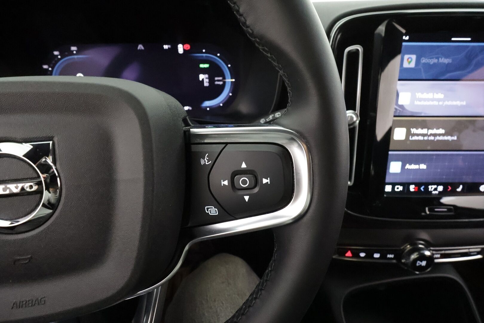 Volvo XC40 2023 Recharge Twin Plus aut * ILP / Koukku / ACC / LED / P.Kamera / Sportpenkki Muistilla / Navi * - 1-om Suomi-auto / Akku kuntotarkastettu / 2x Latauskaapelit / Kahdet renkaat / Merkkihuollettu