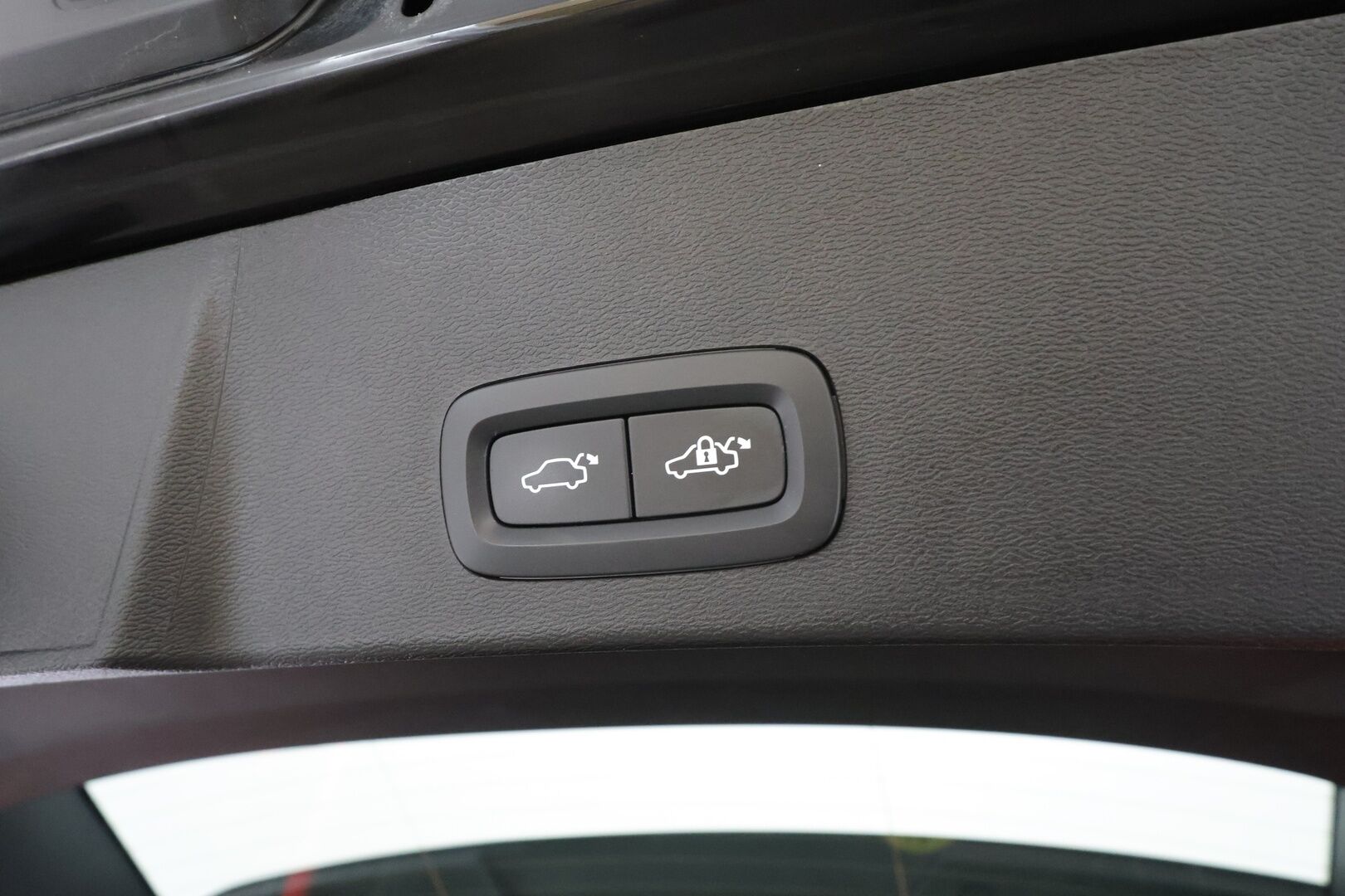 Volvo XC40 2023 Recharge Twin Plus aut * ILP / Koukku / ACC / LED / P.Kamera / Sportpenkki Muistilla / Navi * - 1-om Suomi-auto / Akku kuntotarkastettu / 2x Latauskaapelit / Kahdet renkaat / Merkkihuollettu