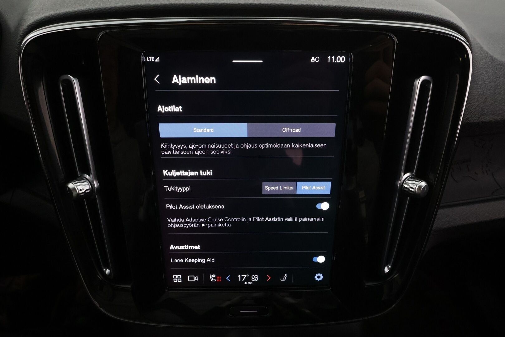 Volvo XC40 2023 Recharge Twin Plus aut * ILP / Koukku / ACC / LED / P.Kamera / Sportpenkki Muistilla / Navi * - 1-om Suomi-auto / Akku kuntotarkastettu / 2x Latauskaapelit / Kahdet renkaat / Merkkihuollettu