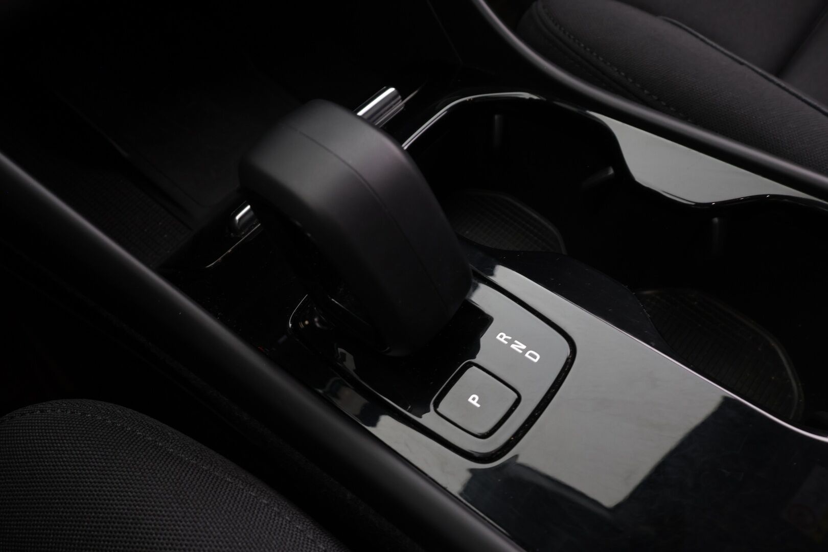 Volvo XC40 2023 Recharge Twin Plus aut * ILP / Koukku / ACC / LED / P.Kamera / Sportpenkki Muistilla / Navi * - 1-om Suomi-auto / Akku kuntotarkastettu / 2x Latauskaapelit / Kahdet renkaat / Merkkihuollettu