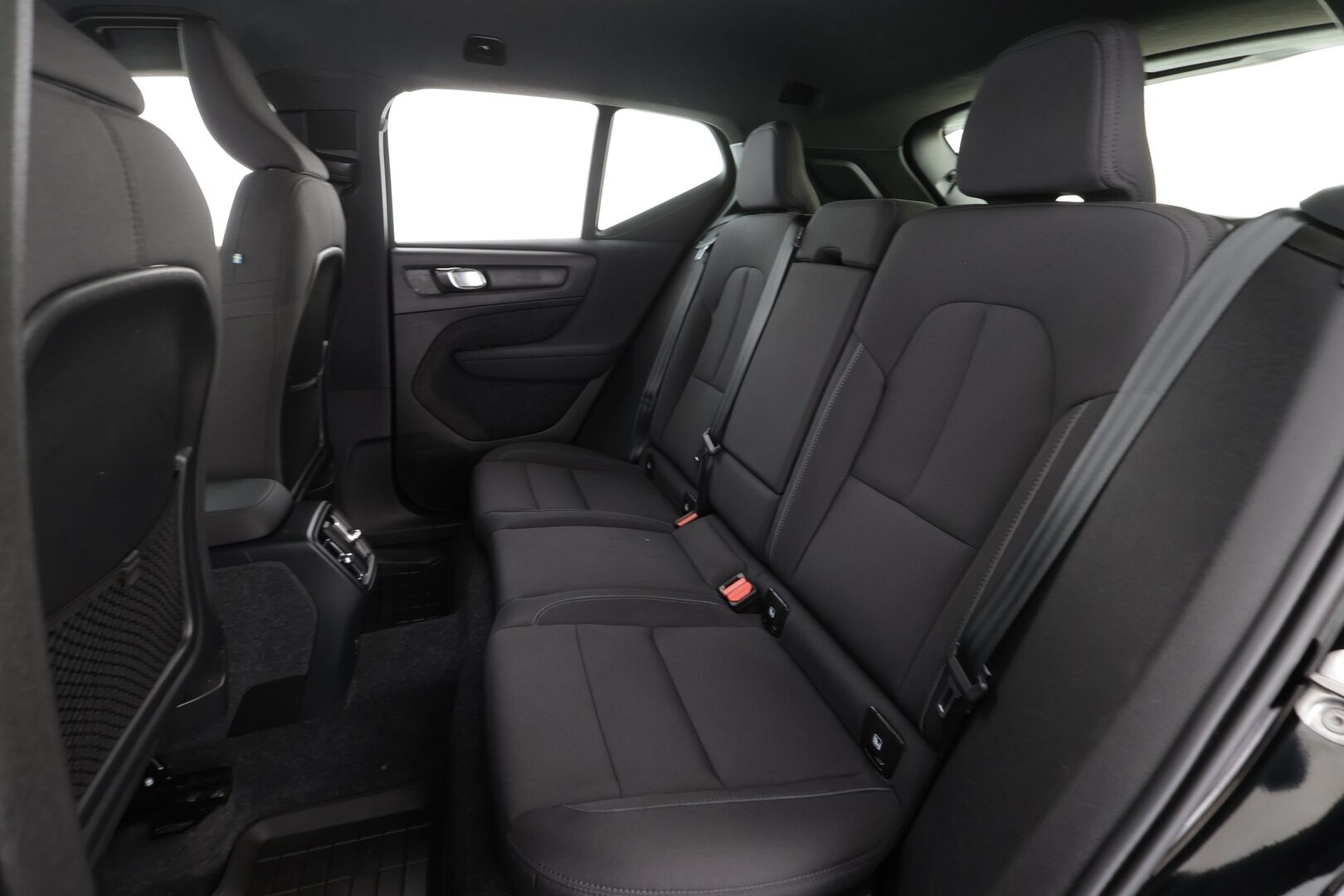 Volvo XC40 2023 Recharge Twin Plus aut * ILP / Koukku / ACC / LED / P.Kamera / Sportpenkki Muistilla / Navi * - 1-om Suomi-auto / Akku kuntotarkastettu / 2x Latauskaapelit / Kahdet renkaat / Merkkihuollettu