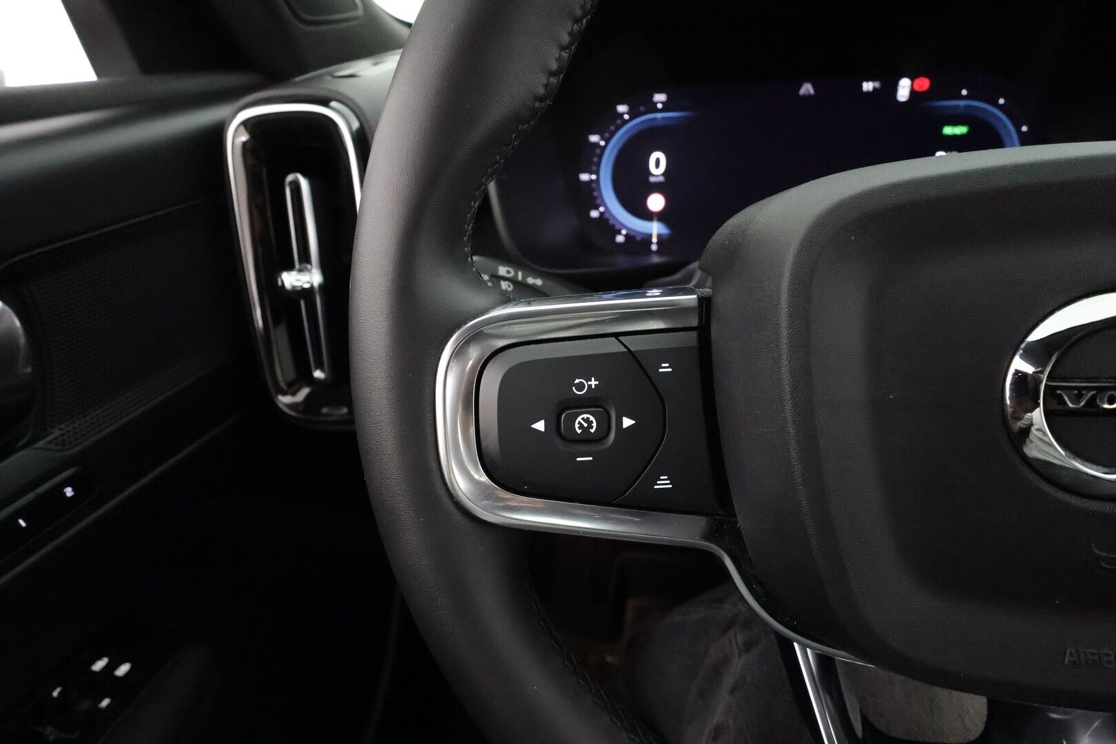 Volvo XC40 2023 Recharge Twin Plus aut * ILP / Koukku / ACC / LED / P.Kamera / Sportpenkki Muistilla / Navi * - 1-om Suomi-auto / Akku kuntotarkastettu / 2x Latauskaapelit / Kahdet renkaat / Merkkihuollettu