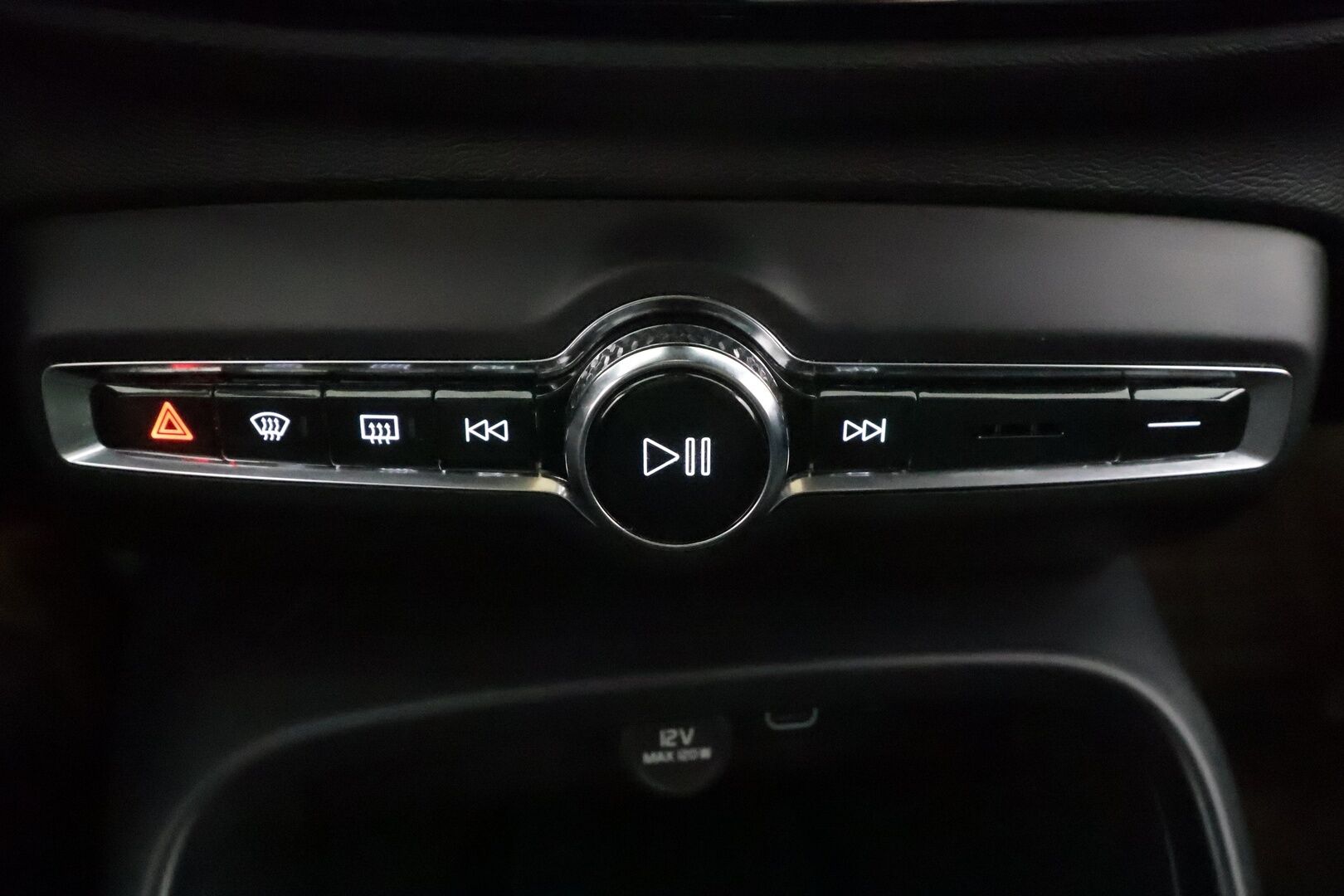 Volvo XC40 2023 Recharge Twin Plus aut * ILP / Koukku / ACC / LED / P.Kamera / Sportpenkki Muistilla / Navi * - 1-om Suomi-auto / Akku kuntotarkastettu / 2x Latauskaapelit / Kahdet renkaat / Merkkihuollettu