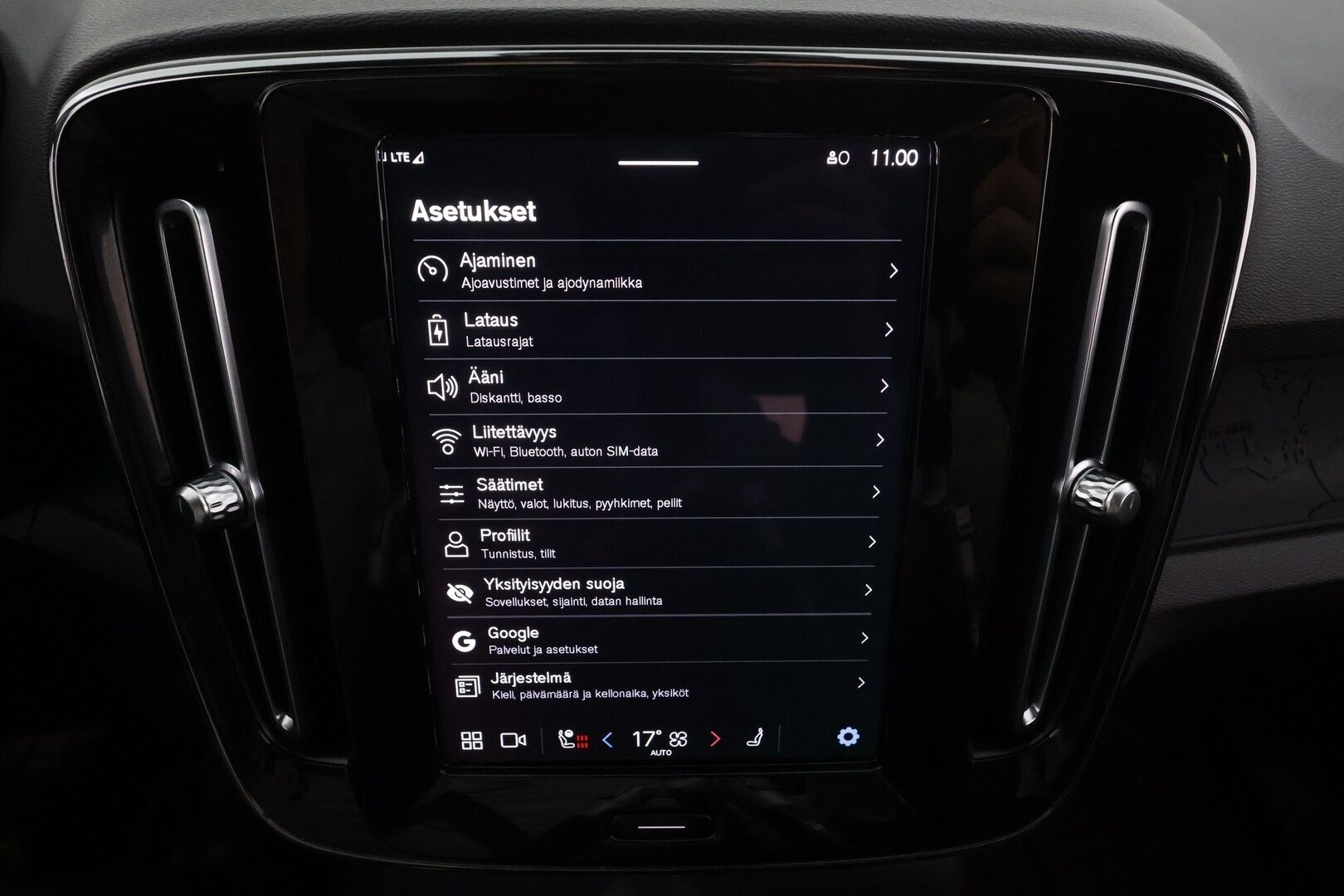 Volvo XC40 2023 Recharge Twin Plus aut * ILP / Koukku / ACC / LED / P.Kamera / Sportpenkki Muistilla / Navi * - 1-om Suomi-auto / Akku kuntotarkastettu / 2x Latauskaapelit / Kahdet renkaat / Merkkihuollettu