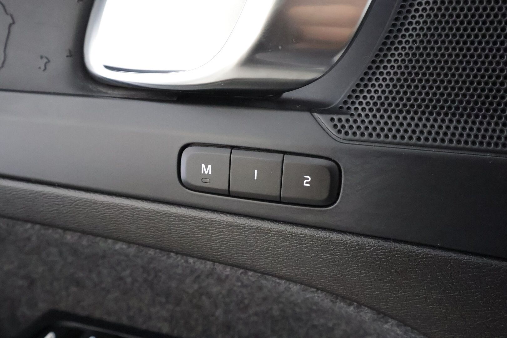 Volvo XC40 2023 Recharge Twin Plus aut * ILP / Koukku / ACC / LED / P.Kamera / Sportpenkki Muistilla / Navi * - 1-om Suomi-auto / Akku kuntotarkastettu / 2x Latauskaapelit / Kahdet renkaat / Merkkihuollettu