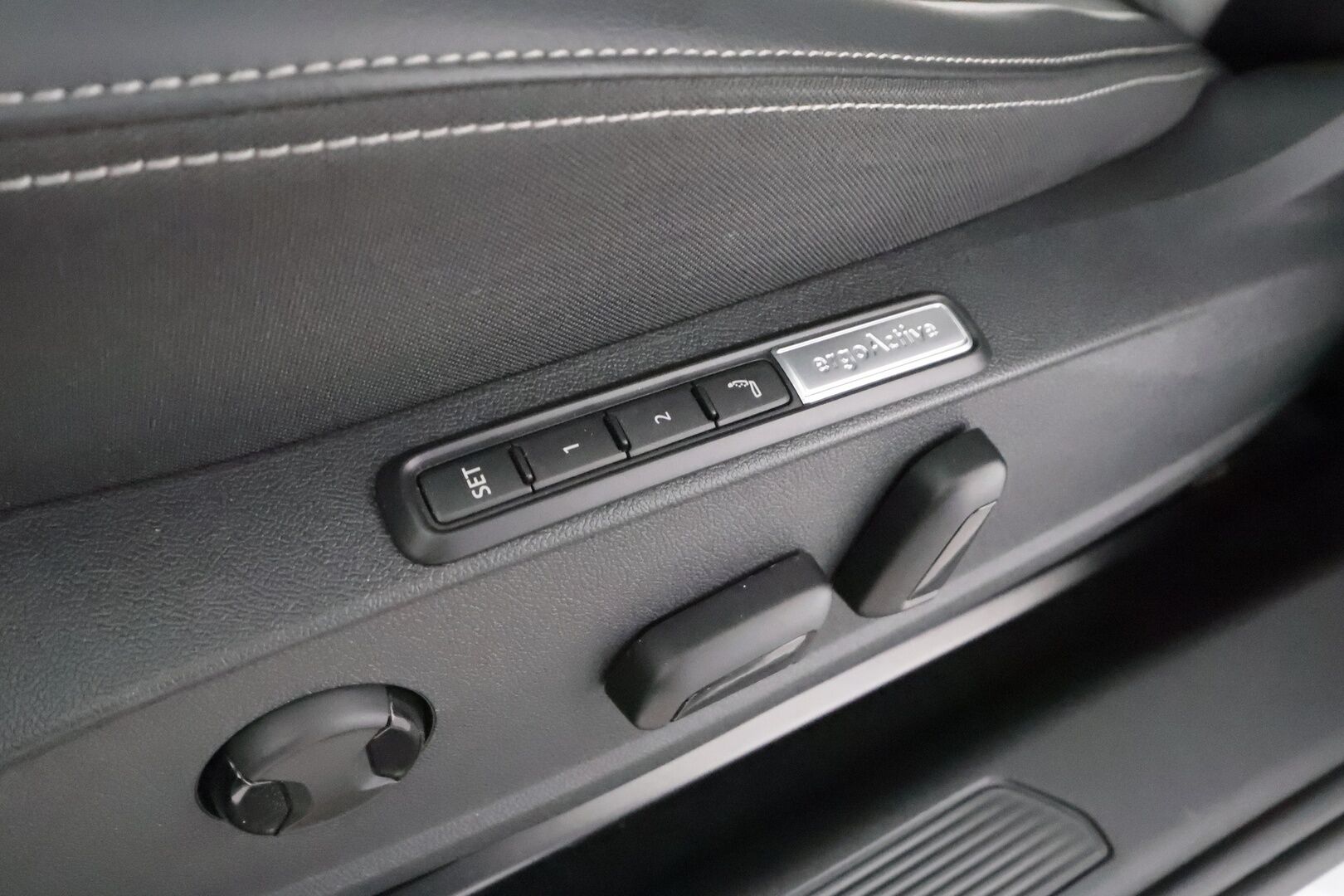 Volkswagen ID.3 2023 Pro Business 150 kW, akku 58 kWh * ACC / ILP / HUD / IQ.Light / 360° / Muistipenkit hieronnalla / Lasikatto / Navi / Keyless * - 1.Om Suomi-auto / Kahdet renkaat aluvanteilla / Huippuvarusteet - HULLUT AVAJAISHULINAT KORKOTARJOUS 3,29 %