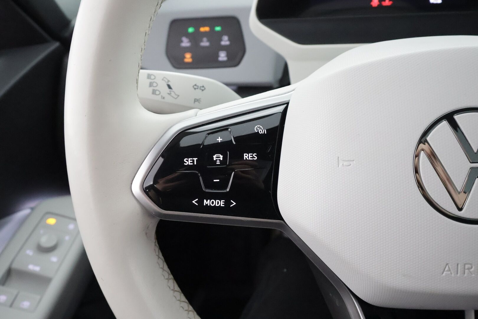 Volkswagen ID.3 2023 Pro Business 150 kW, akku 58 kWh * ACC / ILP / HUD / IQ.Light / 360° / Muistipenkit hieronnalla / Lasikatto / Navi / Keyless * - 1.Om Suomi-auto / Kahdet renkaat aluvanteilla / Huippuvarusteet - HULLUT AVAJAISHULINAT KORKOTARJOUS 3,29 %