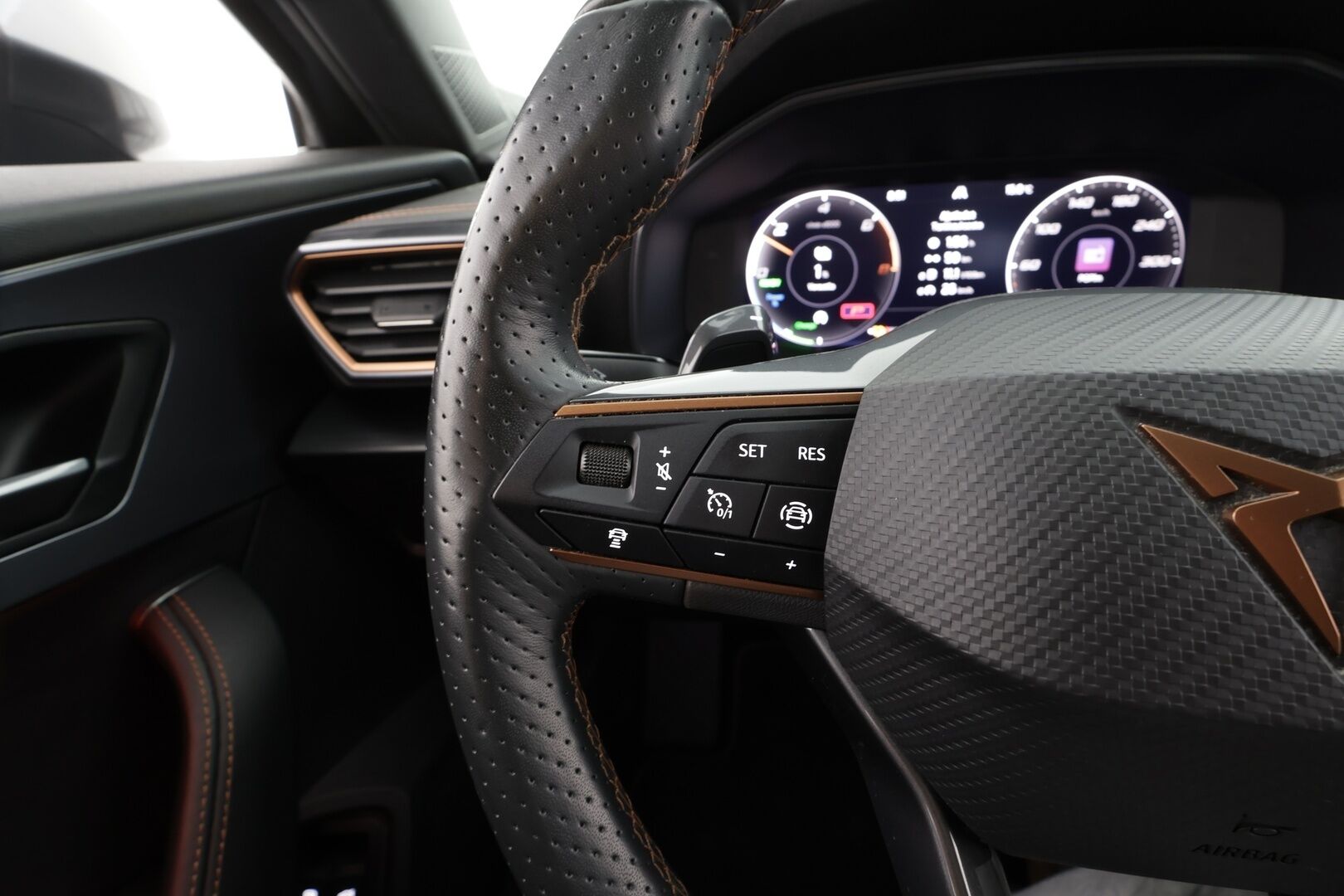 Cupra Formentor 2024 1.4 PHEV 150 kW e-HYBRID DSG * Koukku / ACC / Matrix-LED / Muistipenkki / P.Kamera / Navi / Kaistavahti / Keyless * - 1-om Suomi-auto / Akku kuntotarkastettu / 2x Latauskaapelit / Kahdet renkaat / Merkkihuollot