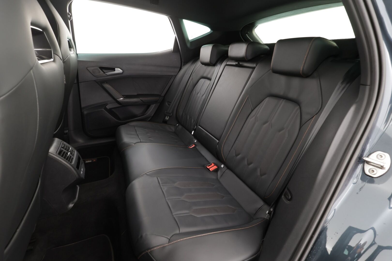 Cupra Formentor 2024 1.4 PHEV 150 kW e-HYBRID DSG * Koukku / ACC / Matrix-LED / Muistipenkki / P.Kamera / Navi / Kaistavahti / Keyless * - 1-om Suomi-auto / 2x Latauskaapelit / Kahdet renkaat / Merkkihuollot - HULLUT BLACKWEEK JATKOT - KORKOTARJOUS 2,49%