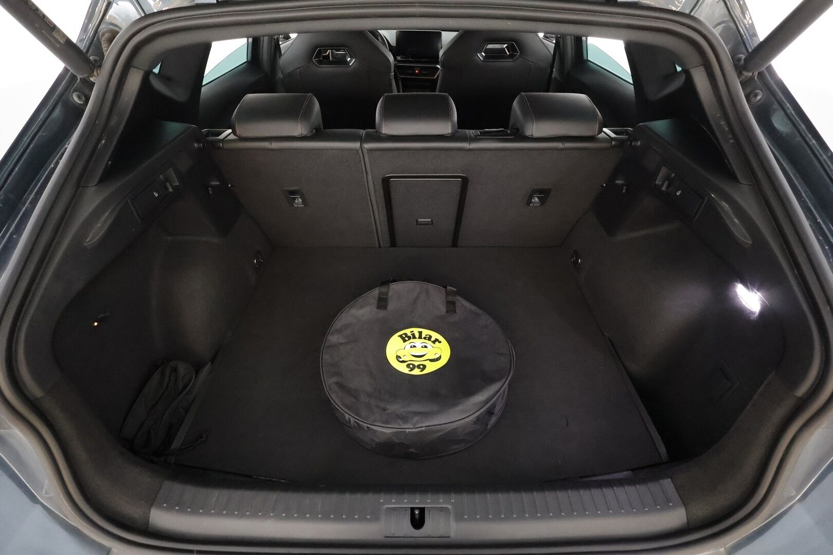 Cupra Formentor 2024 1.4 PHEV 150 kW e-HYBRID DSG * Koukku / ACC / Matrix-LED / Muistipenkki / P.Kamera / Navi / Kaistavahti / Keyless * - 1-om Suomi-auto / 2x Latauskaapelit / Kahdet renkaat / Merkkihuollot - HULLUT BLACKWEEK JATKOT - KORKOTARJOUS 2,49%