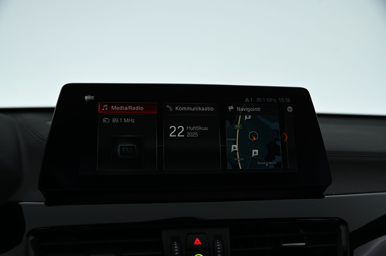 BMW X1 2021 10 kWh, xDrive 25e M-Sport Plug-In Hybrid *Blow-By Heater / HUD / Peruutuskamera / Sporttinahat / Koukku / Navi* - Fiksu taloudellinen M-Sport Bemari särmällä huoltohistorialla, nelivedolla sekä vetokoukulla varustettuna!