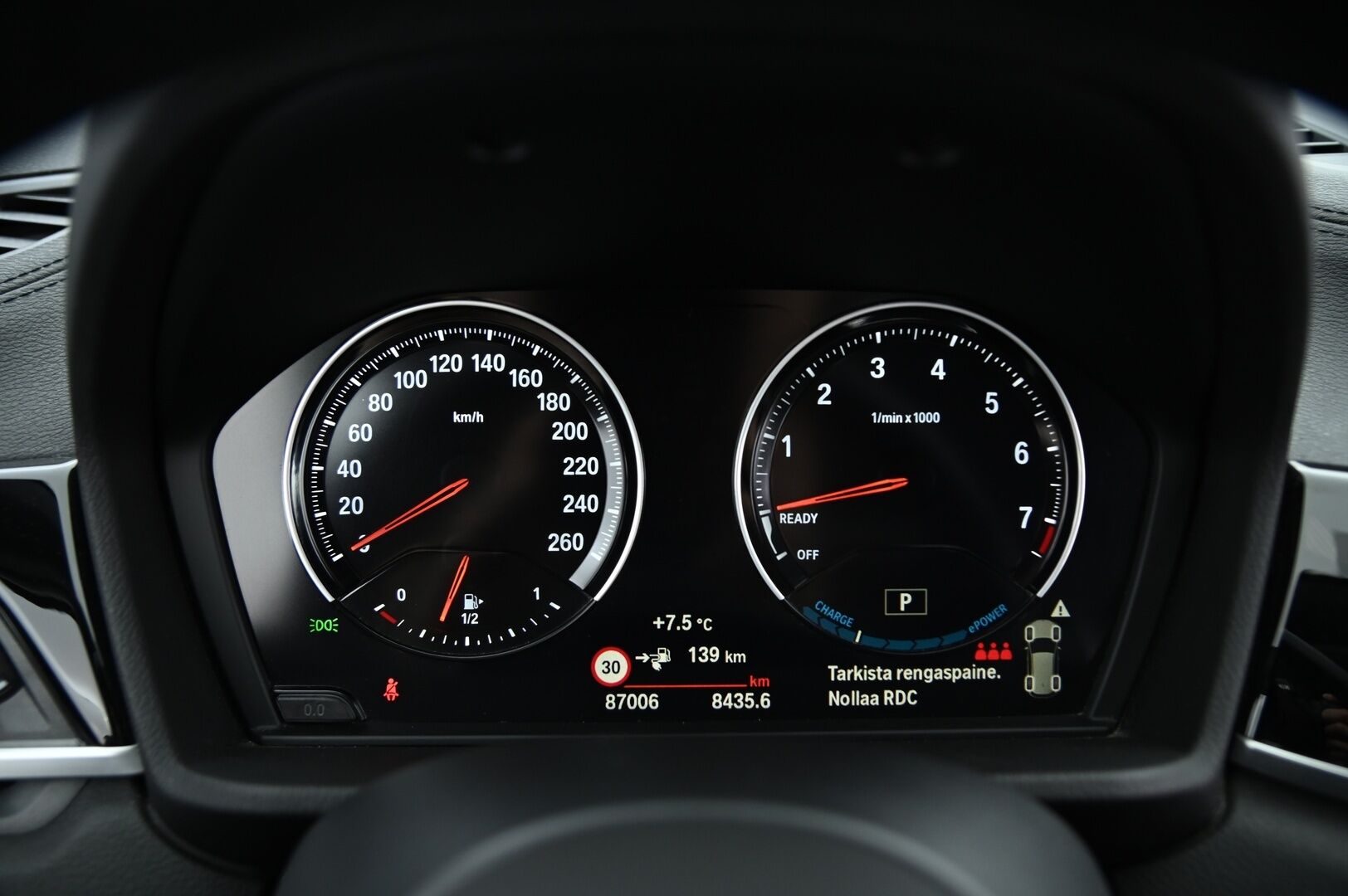 BMW X1 2021 10 kWh, xDrive 25e M-Sport Plug-In Hybrid *Blow-By Heater / HUD / Peruutuskamera / Sporttinahat / Koukku / Navi* - Fiksu taloudellinen M-Sport Bemari särmällä huoltohistorialla, nelivedolla sekä vetokoukulla varustettuna!