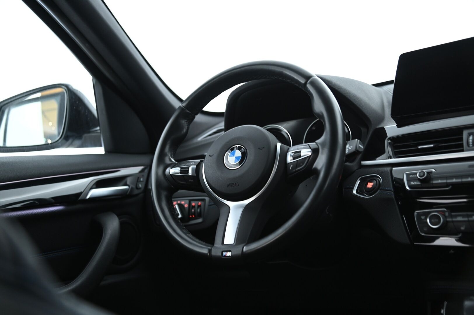 BMW X1 2021 10 kWh, xDrive 25e M-Sport Plug-In Hybrid *Blow-By Heater / HUD / Peruutuskamera / Sporttinahat / Koukku / Navi* - Fiksu taloudellinen M-Sport Bemari särmällä huoltohistorialla, nelivedolla sekä vetokoukulla varustettuna!