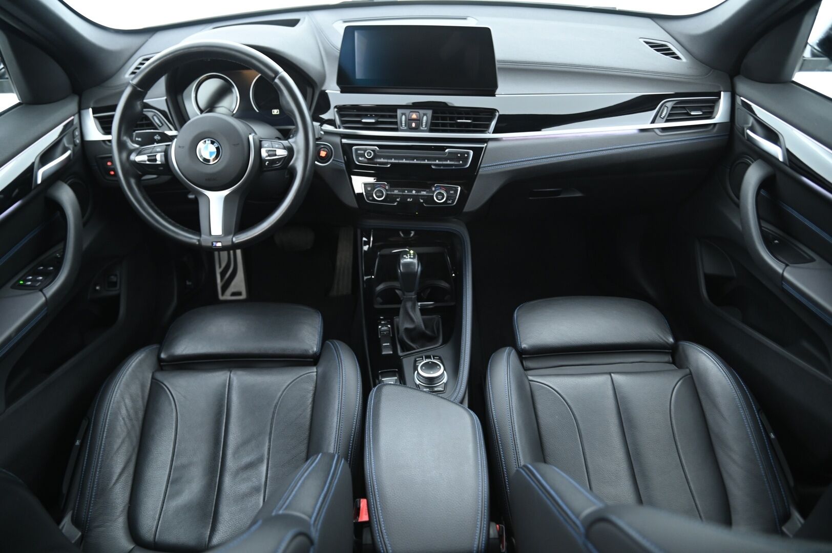 BMW X1 2021 10 kWh, xDrive 25e M-Sport Plug-In Hybrid *Blow-By Heater / HUD / Peruutuskamera / Sporttinahat / Koukku / Navi* - Fiksu taloudellinen M-Sport Bemari särmällä huoltohistorialla, nelivedolla sekä vetokoukulla varustettuna!