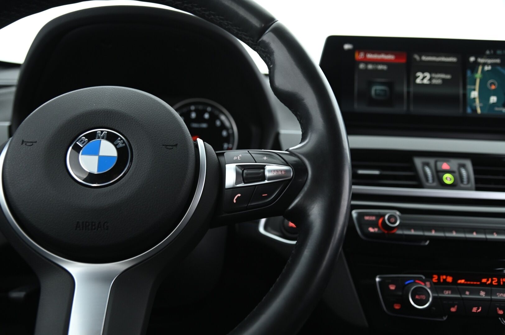 BMW X1 2021 10 kWh, xDrive 25e M-Sport Plug-In Hybrid *Blow-By Heater / HUD / Peruutuskamera / Sporttinahat / Koukku / Navi* - Fiksu taloudellinen M-Sport Bemari särmällä huoltohistorialla, nelivedolla sekä vetokoukulla varustettuna!
