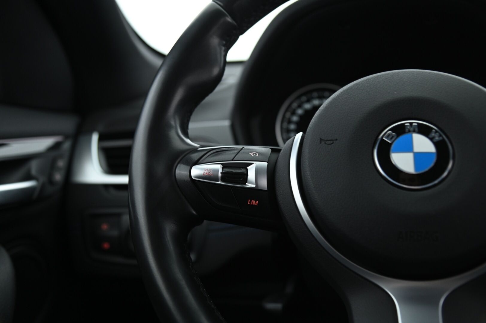 BMW X1 2021 10 kWh, xDrive 25e M-Sport Plug-In Hybrid *Blow-By Heater / HUD / Peruutuskamera / Sporttinahat / Koukku / Navi* - Fiksu taloudellinen M-Sport Bemari särmällä huoltohistorialla, nelivedolla sekä vetokoukulla varustettuna!
