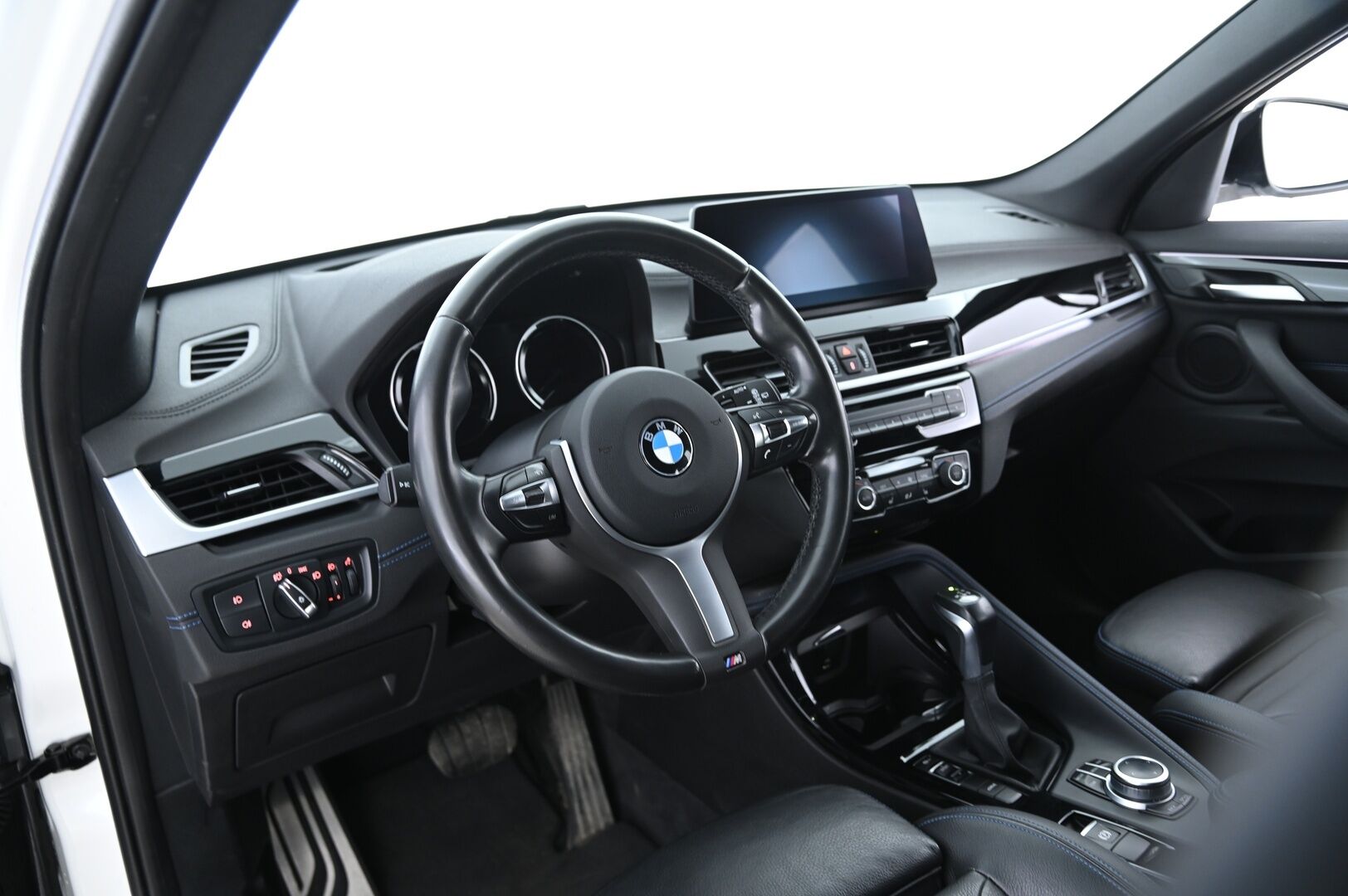 BMW X1 2021 10 kWh, xDrive 25e M-Sport Plug-In Hybrid *Blow-By Heater / HUD / Peruutuskamera / Sporttinahat / Koukku / Navi* - Fiksu taloudellinen M-Sport Bemari särmällä huoltohistorialla, nelivedolla sekä vetokoukulla varustettuna!