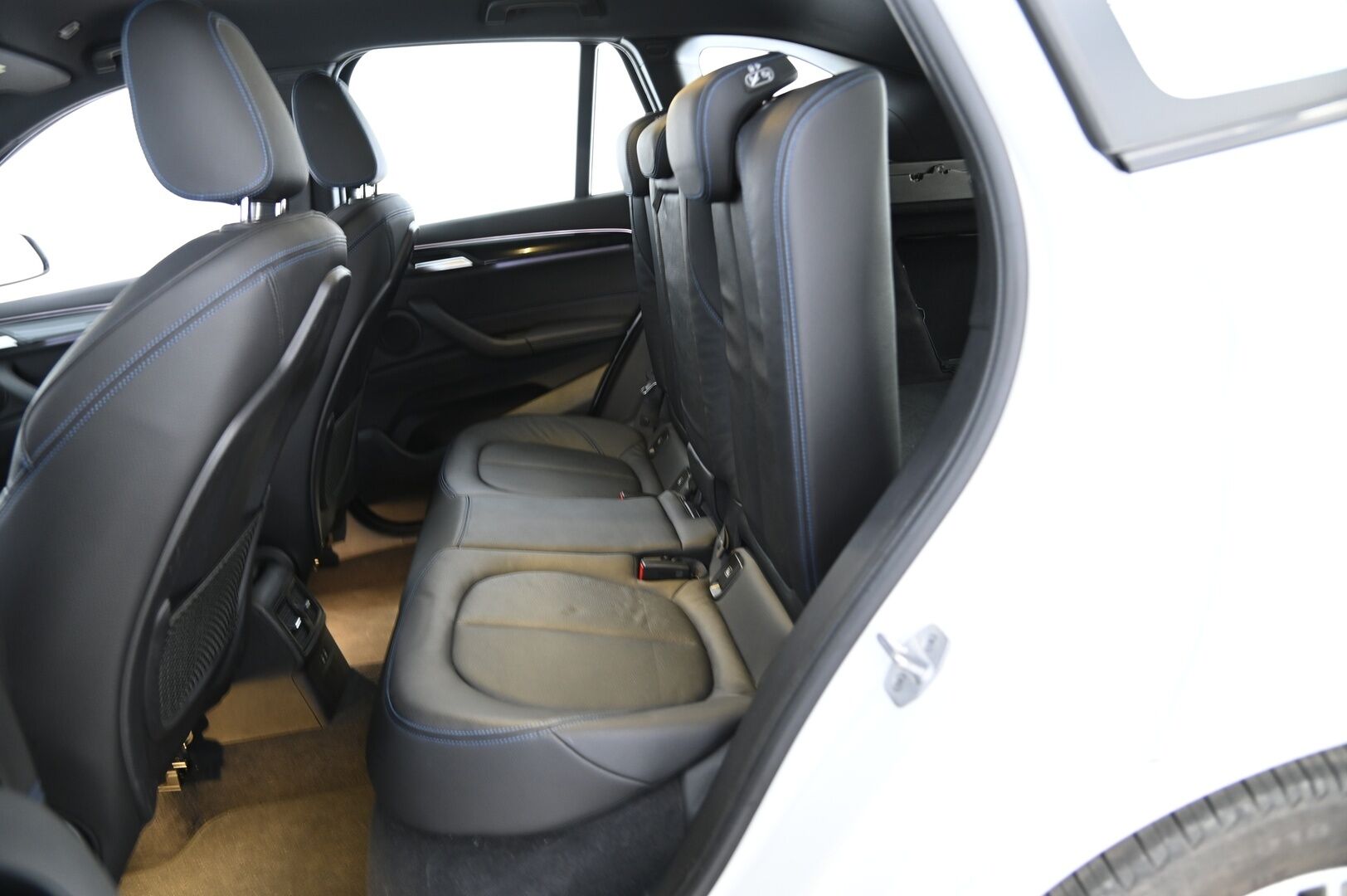 BMW X1 2021 10 kWh, xDrive 25e M-Sport Plug-In Hybrid *Blow-By Heater / HUD / Peruutuskamera / Sporttinahat / Koukku / Navi* - Fiksu taloudellinen M-Sport Bemari särmällä huoltohistorialla, nelivedolla sekä vetokoukulla varustettuna!