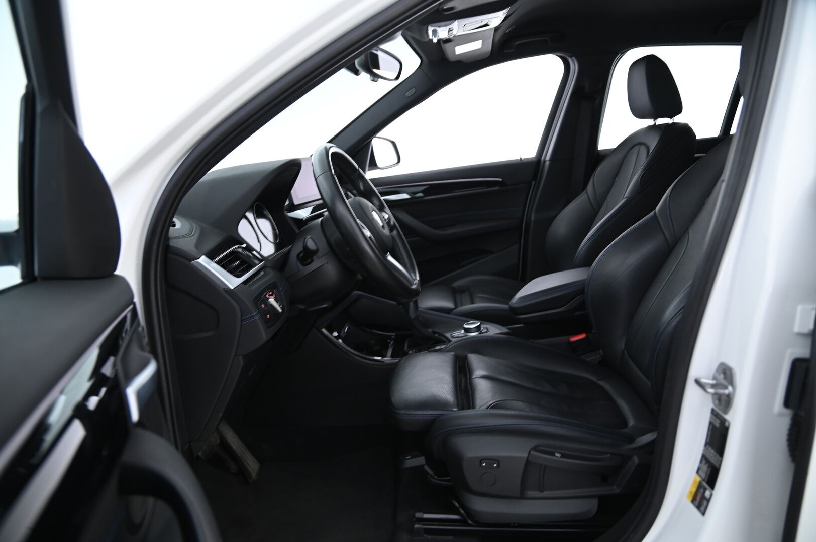BMW X1 2021 10 kWh, xDrive 25e M-Sport Plug-In Hybrid *Blow-By Heater / HUD / Peruutuskamera / Sporttinahat / Koukku / Navi* - Fiksu taloudellinen M-Sport Bemari särmällä huoltohistorialla, nelivedolla sekä vetokoukulla varustettuna!