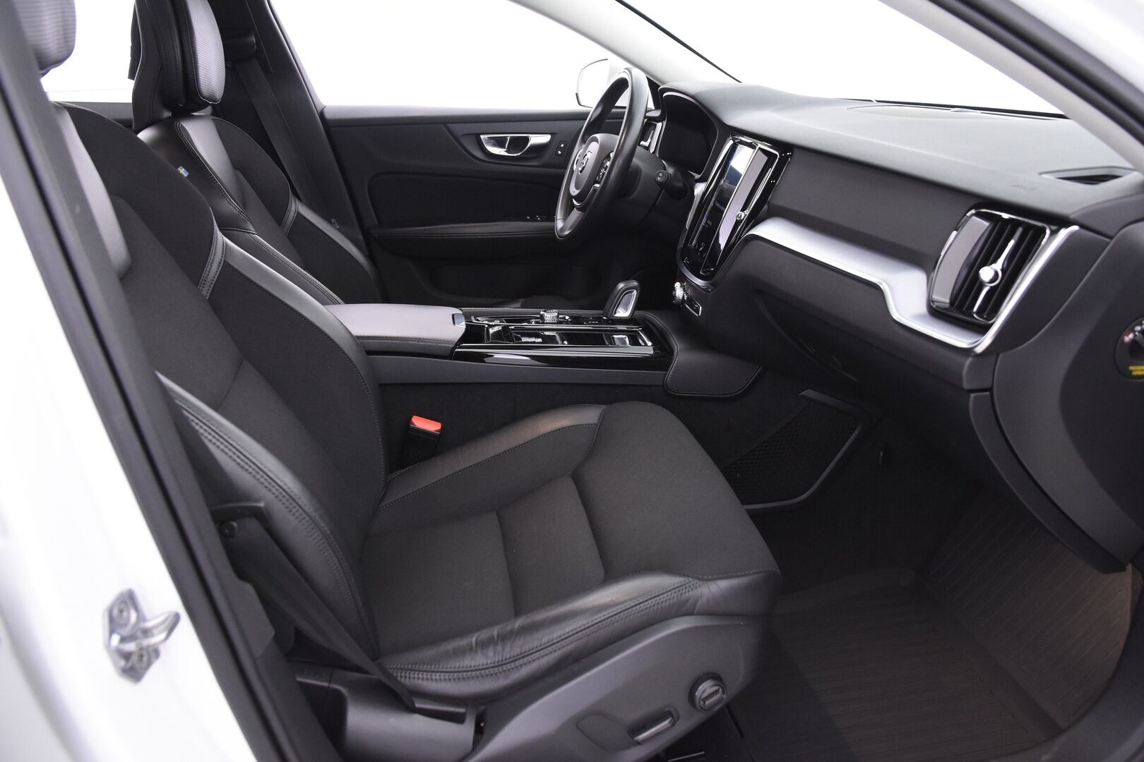 Volvo V60 2020 T6 TwE AWD Momentum aut *Vetokoukku / ACC / Webasto / Pilot assist*