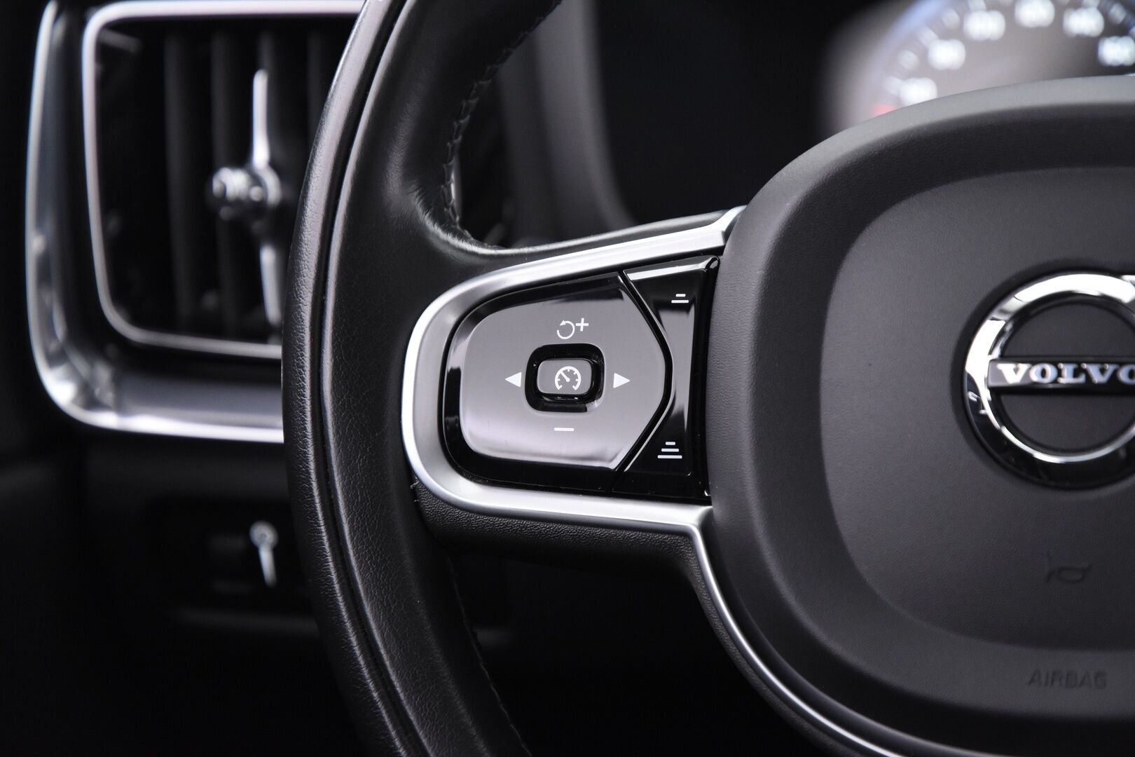 Volvo V60 2020 T6 TwE AWD Momentum aut *Vetokoukku / ACC / Webasto / Pilot assist*