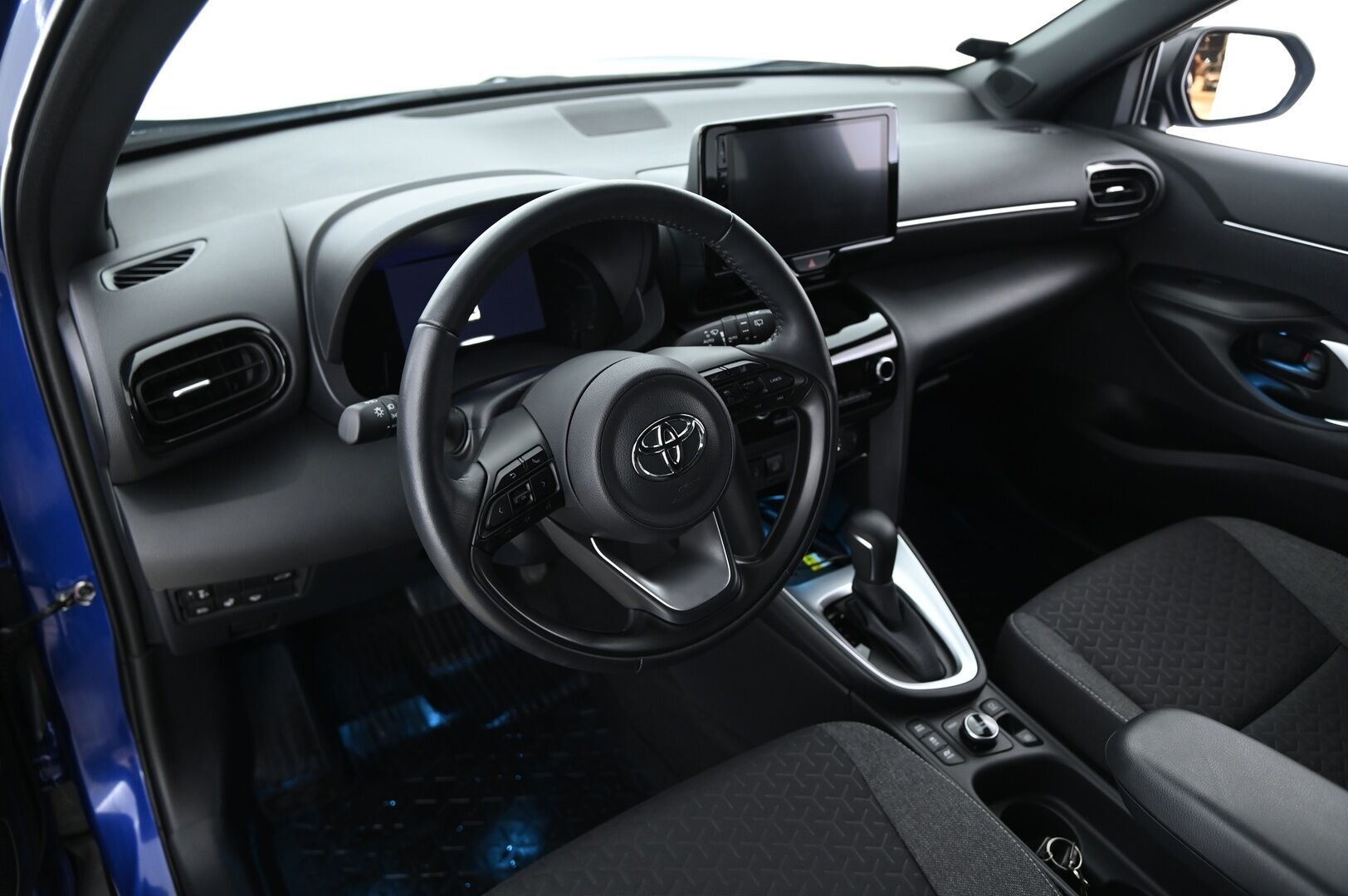 Toyota Yaris Cross 2023 1,5 Hybrid AWD-i Intense ACC / P.kamera / Blis / Navi / KeyLessGo / Lohko.S.Pistoke / S.luukku / Merkkihuollettu - 3,99 % KORKOTARJOUS TÄHÄN AUTOON - Joka maastoon sopiva / Lähes uusi / Upeat varusteet! 