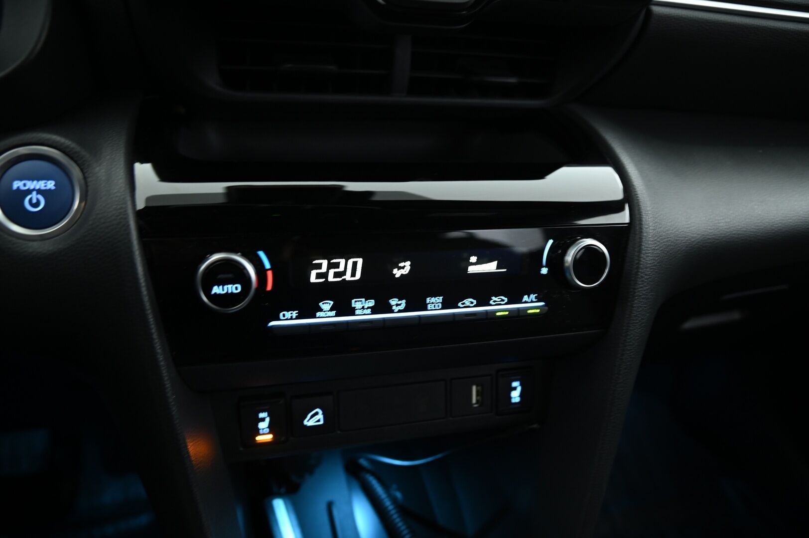 Toyota Yaris Cross 2023 1,5 Hybrid AWD-i Intense ACC / P.kamera / Blis / Navi / KeyLessGo / Lohko.S.Pistoke / S.luukku / Merkkihuollettu - 3,99 % KORKOTARJOUS TÄHÄN AUTOON - Joka maastoon sopiva / Lähes uusi / Upeat varusteet! 