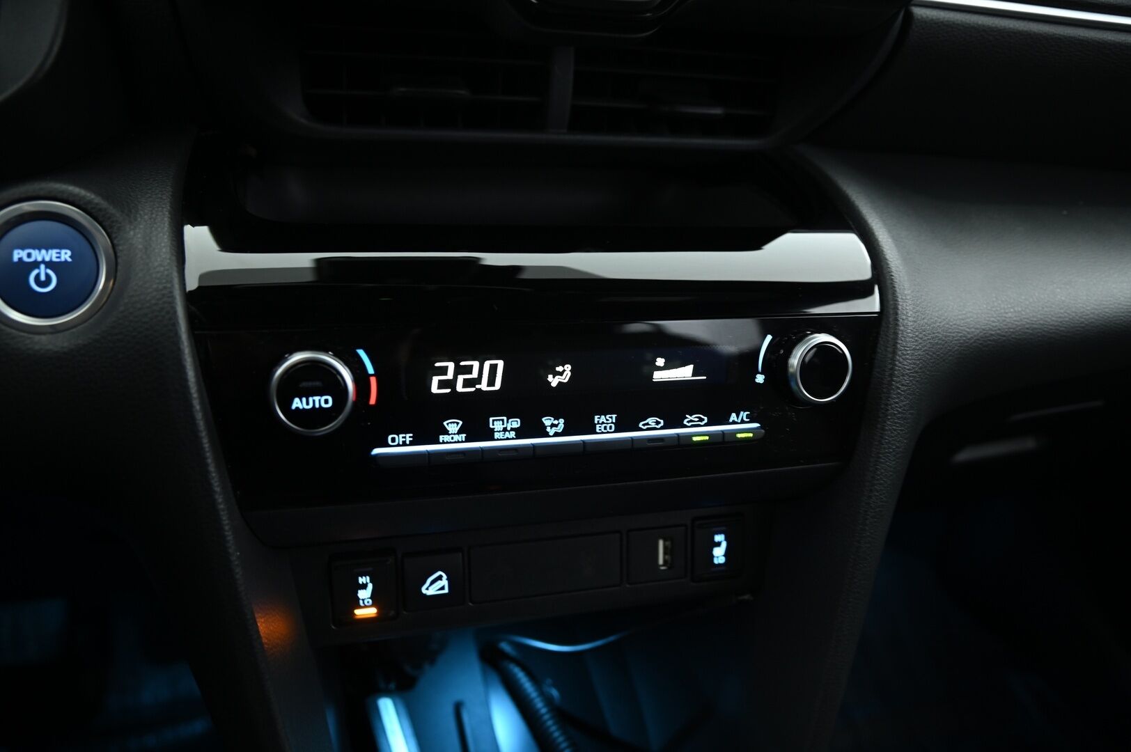 Toyota Yaris Cross 2023 1,5 Hybrid AWD-i Intense ACC / P.kamera / Blis / Navi / KeyLessGo / Lohko.S.Pistoke / S.luukku / Merkkihuollettu - 3,99 % KORKOTARJOUS TÄHÄN AUTOON - Joka maastoon sopiva / Lähes uusi / Upeat varusteet! 