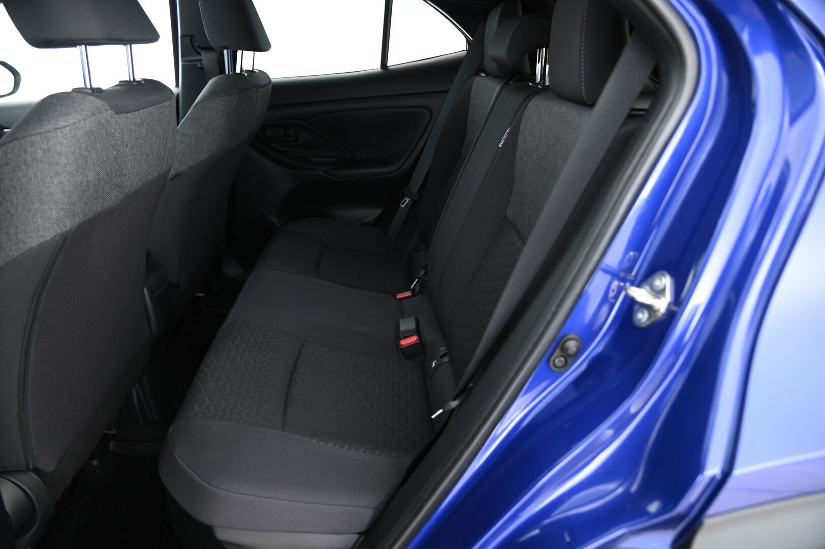 Toyota Yaris Cross 2023 1,5 Hybrid AWD-i Intense ACC / P.kamera / Blis / Navi / KeyLessGo / Lohko.S.Pistoke / S.luukku / Merkkihuollettu - 3,99 % KORKOTARJOUS TÄHÄN AUTOON - Joka maastoon sopiva / Lähes uusi / Upeat varusteet! 