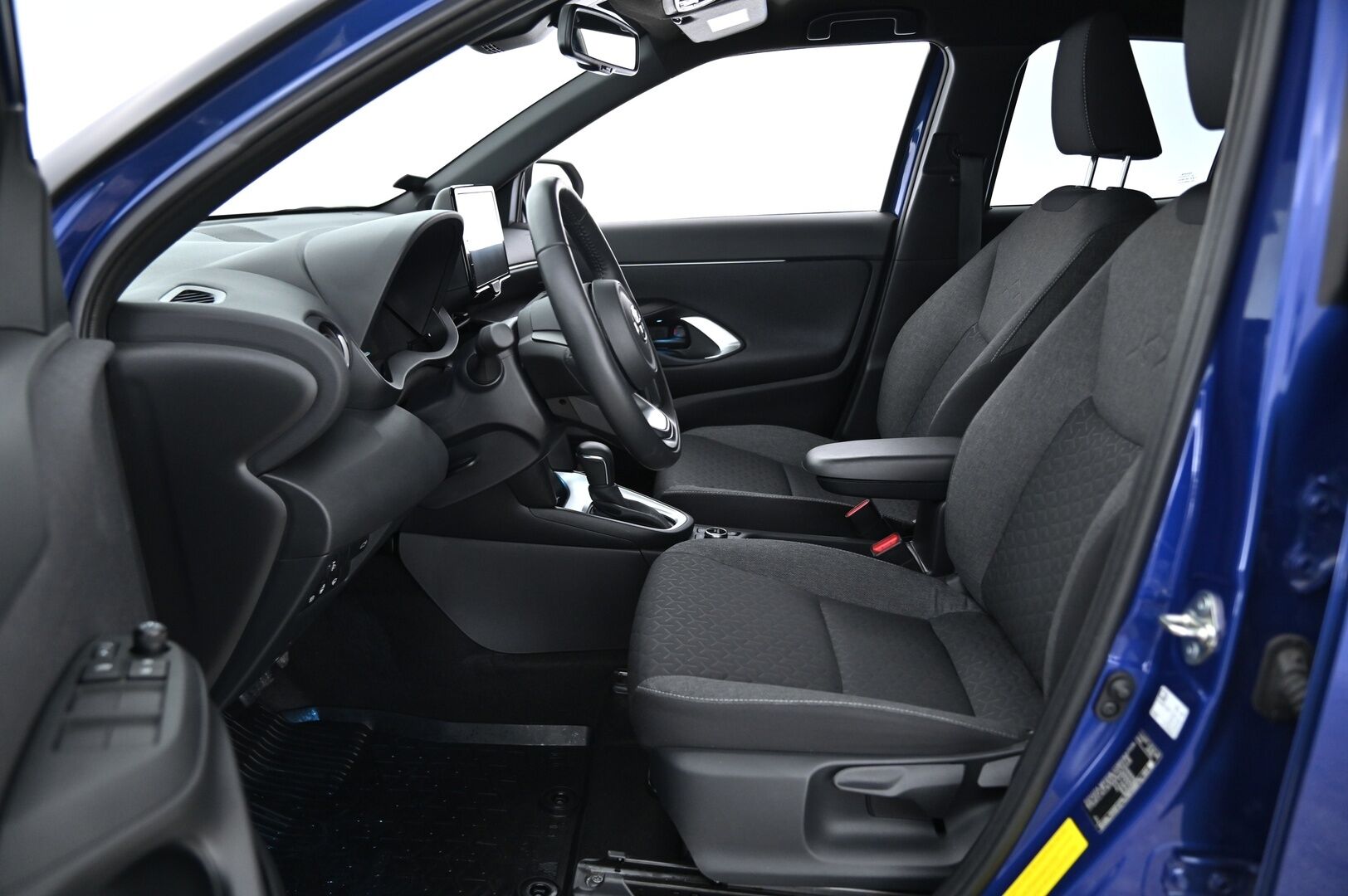 Toyota Yaris Cross 2023 1,5 Hybrid AWD-i Intense ACC / P.kamera / Blis / Navi / KeyLessGo / Lohko.S.Pistoke / S.luukku / Merkkihuollettu - 3,99 % KORKOTARJOUS TÄHÄN AUTOON - Joka maastoon sopiva / Lähes uusi / Upeat varusteet! 