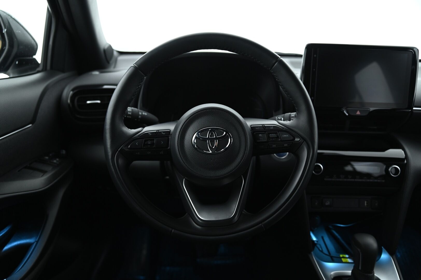 Toyota Yaris Cross 2023 1,5 Hybrid AWD-i Intense ACC / P.kamera / Blis / Navi / KeyLessGo / Lohko.S.Pistoke / S.luukku / Merkkihuollettu - 3,99 % KORKOTARJOUS TÄHÄN AUTOON - Joka maastoon sopiva / Lähes uusi / Upeat varusteet! 