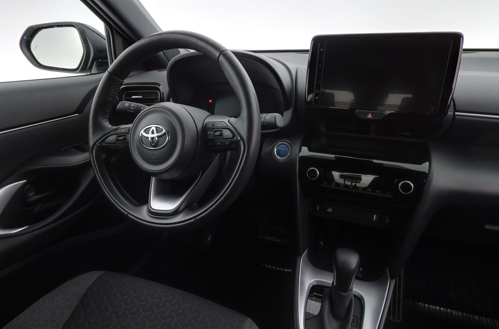 Toyota Yaris Cross 2023 1,5 Hybrid AWD-i Intense ACC / P.kamera / Blis / Navi / KeyLessGo / Lohko.S.Pistoke / S.luukku / Merkkihuollettu - 3,99 % KORKOTARJOUS TÄHÄN AUTOON - Joka maastoon sopiva / Lähes uusi / Upeat varusteet! 