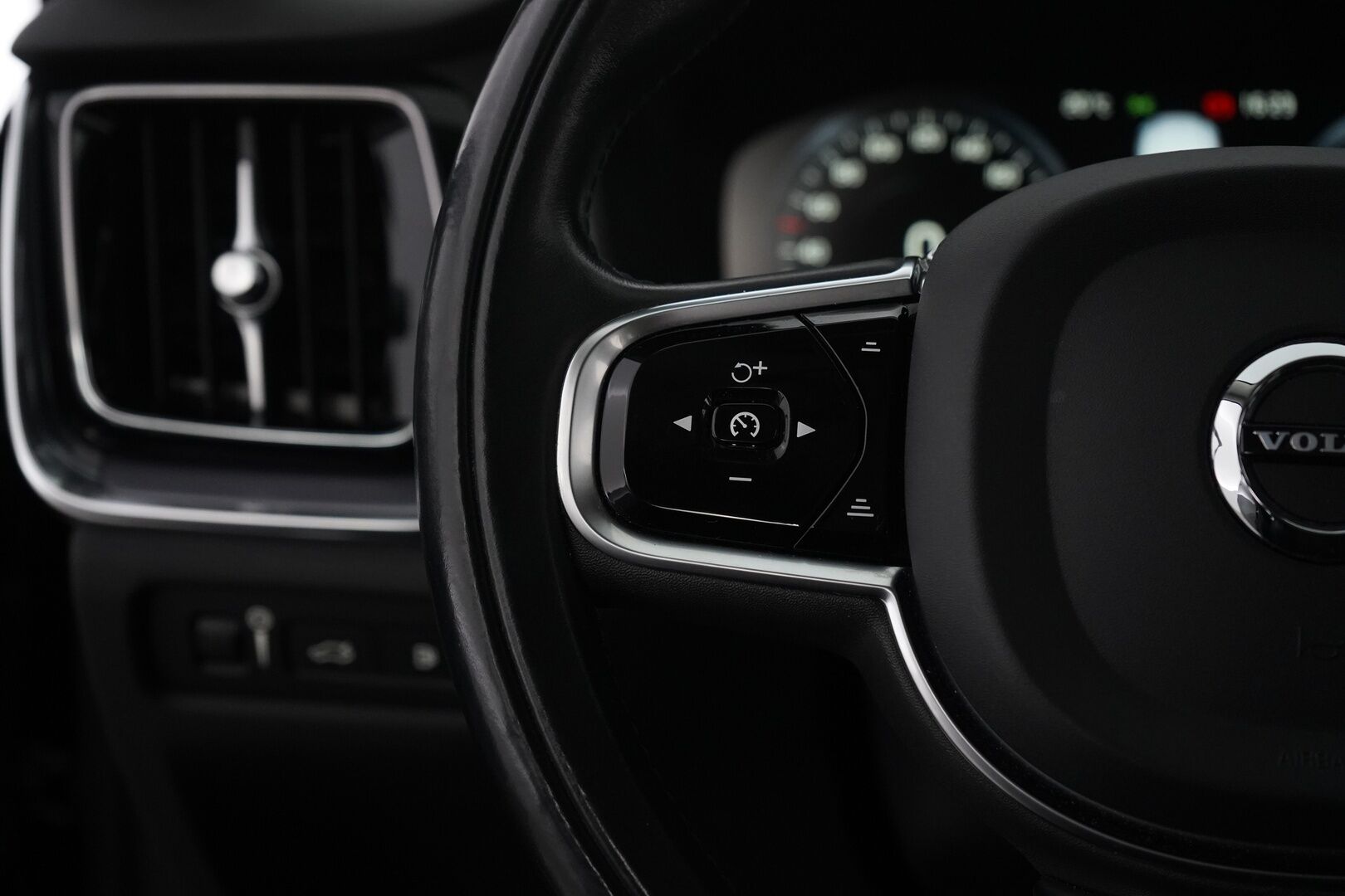 Volvo V60 2021 T6 Recharge AWD Momentum Advanced *ACC / BLIS / Webasto / VOC / Kamera / Pilot Assist / Navi * - Kahdet Volvon vanteet / Juuri katsastettu / Auto myydään juuri huollettuna sekä jakohihna vaihdettuna!
