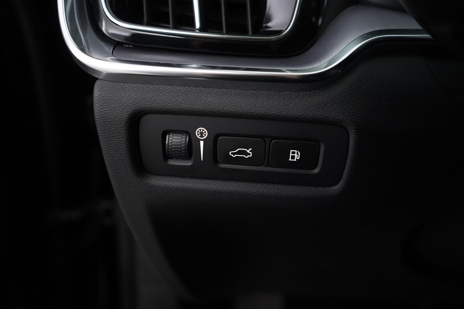 Volvo V60 2021 T6 Recharge AWD Momentum Advanced *ACC / BLIS / Webasto / VOC / Kamera / Pilot Assist / Navi * - Kahdet Volvon vanteet / Juuri katsastettu / Auto myydään juuri huollettuna sekä jakohihna vaihdettuna!
