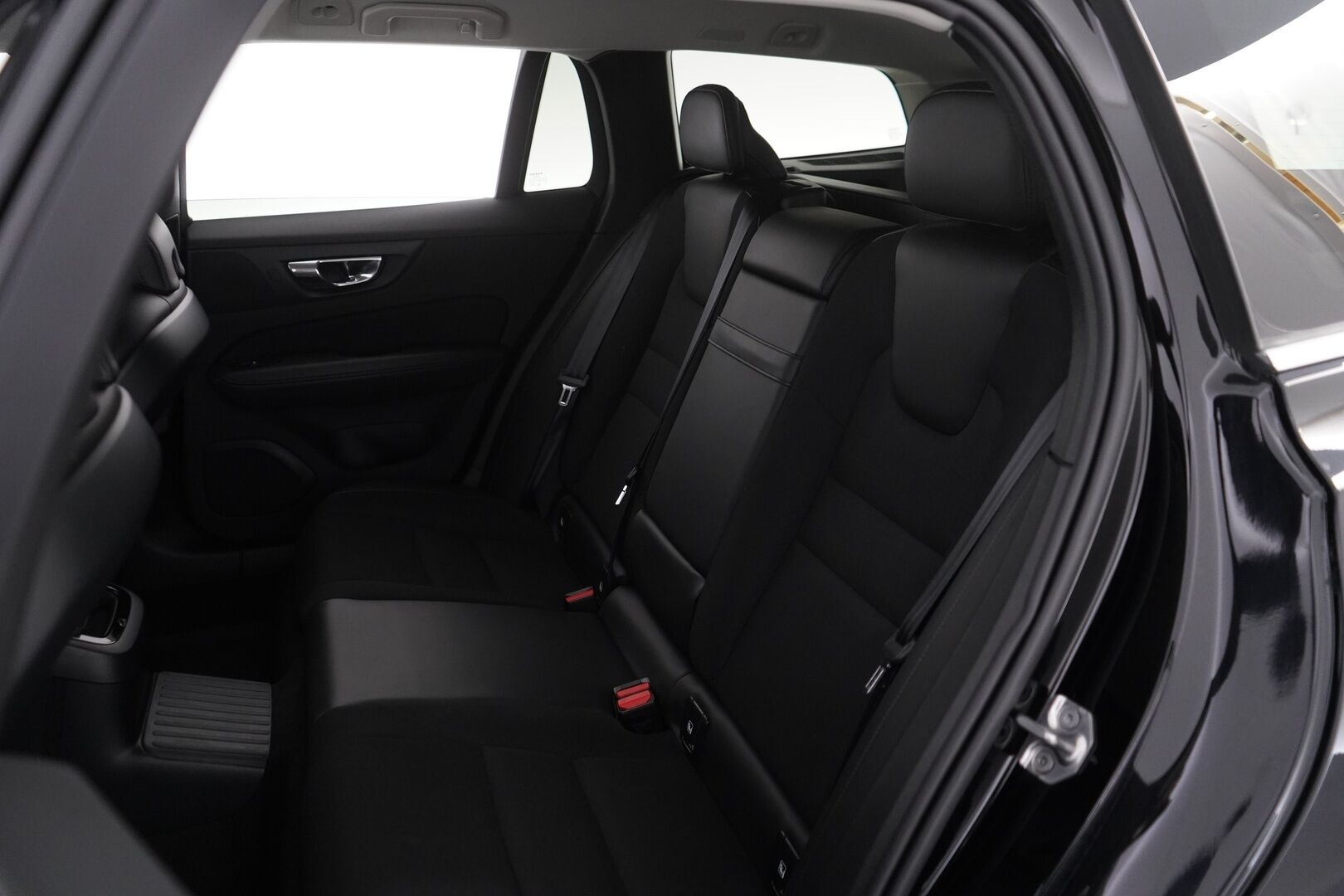 Volvo V60 2021 T6 Recharge AWD Momentum Advanced *ACC / BLIS / Webasto / VOC / Kamera / Pilot Assist / Navi * - Kahdet Volvon vanteet / Juuri katsastettu / Auto myydään juuri huollettuna sekä jakohihna vaihdettuna!
