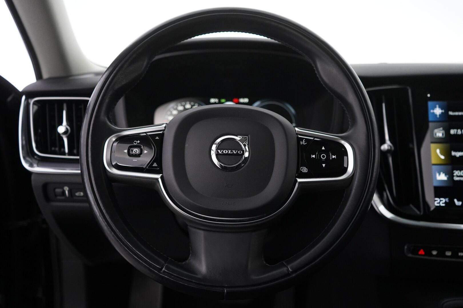 Volvo V60 2021 T6 Recharge AWD Momentum Advanced *ACC / BLIS / Webasto / VOC / Kamera / Pilot Assist / Navi * - Kahdet Volvon vanteet / Juuri katsastettu / Auto myydään juuri huollettuna sekä jakohihna vaihdettuna!