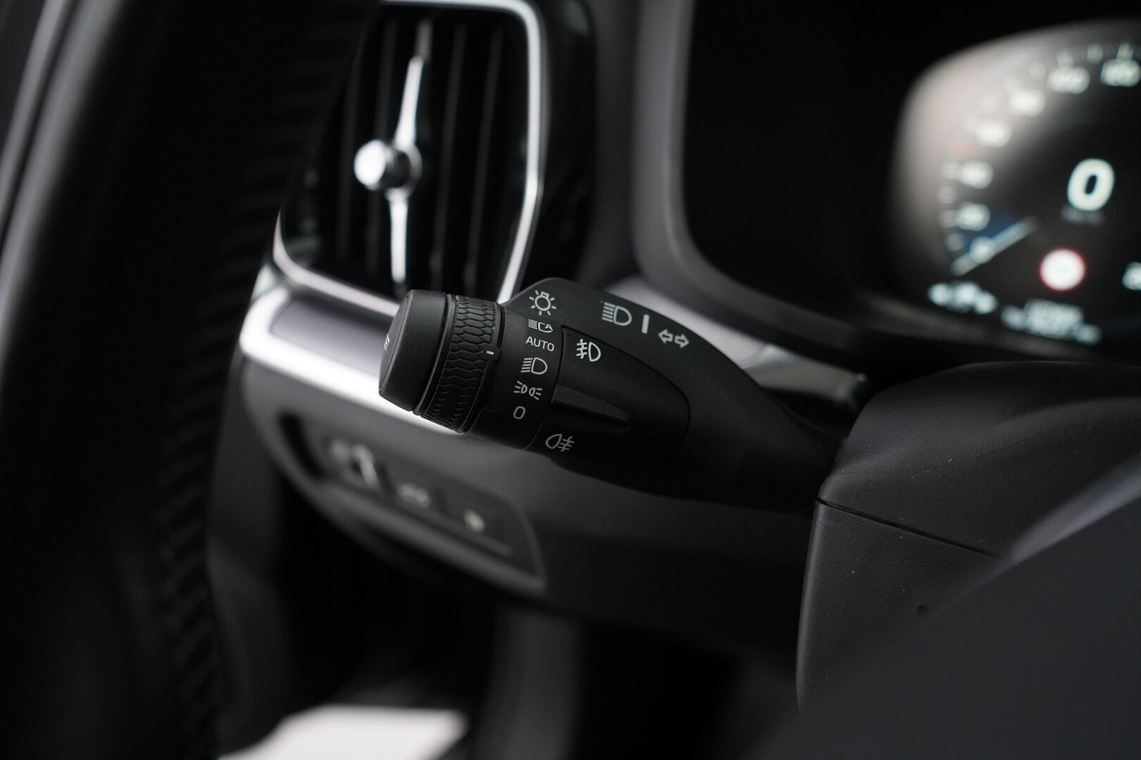 Volvo V60 2021 T6 Recharge AWD Momentum Advanced *ACC / BLIS / Webasto / VOC / Kamera / Pilot Assist / Navi * - KATSO KAMPANJAHINTA! / Kahdet Volvon vanteet / SoH 91% / Juuri katsastettu / Juuri huollettu sekä jakohihna vaihdettu! - Osta nyt, maksa vasta ensi vuonna