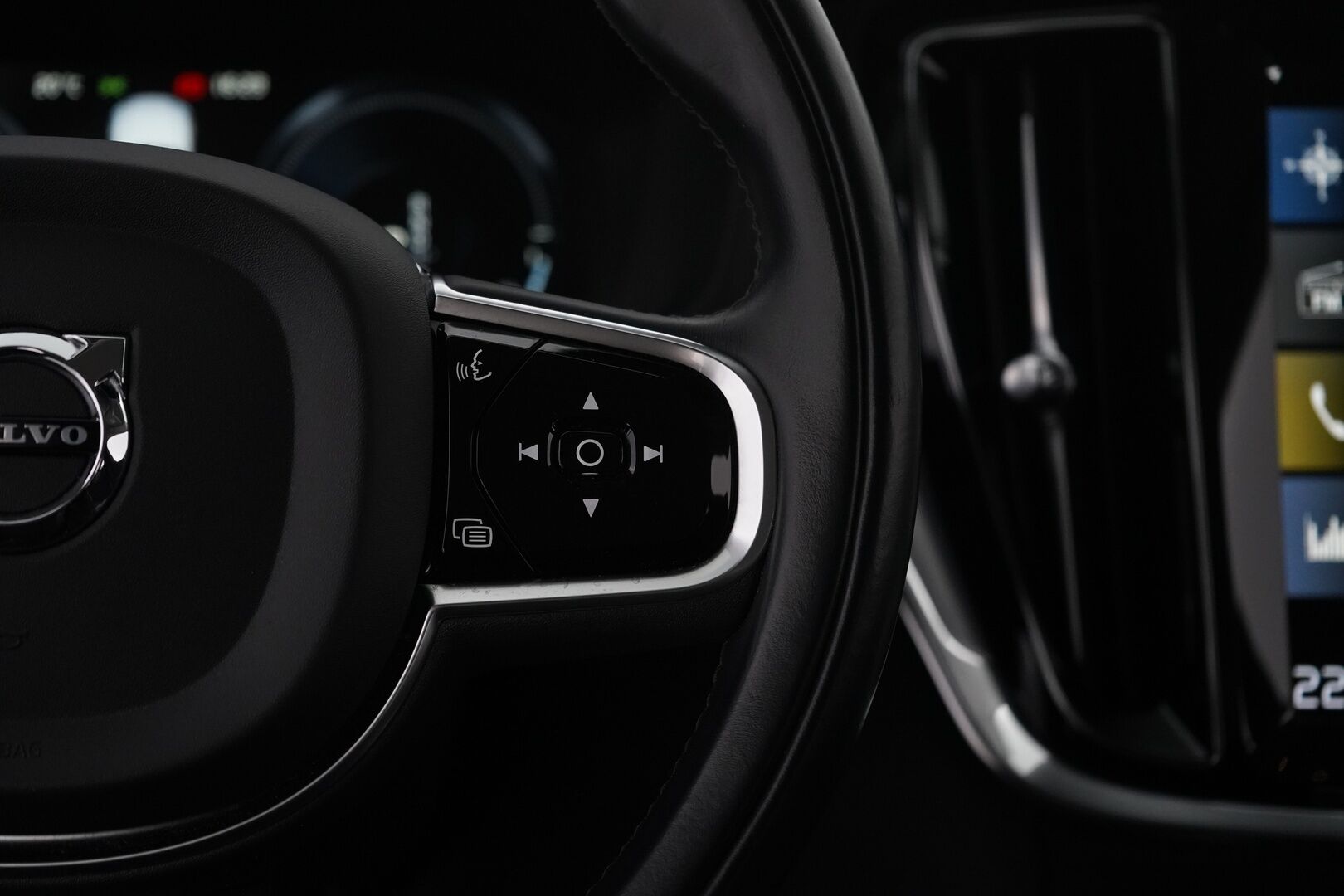 Volvo V60 2021 T6 Recharge AWD Momentum Advanced *ACC / BLIS / Webasto / VOC / Kamera / Pilot Assist / Navi * - Kahdet Volvon vanteet / Juuri katsastettu / Auto myydään juuri huollettuna sekä jakohihna vaihdettuna!
