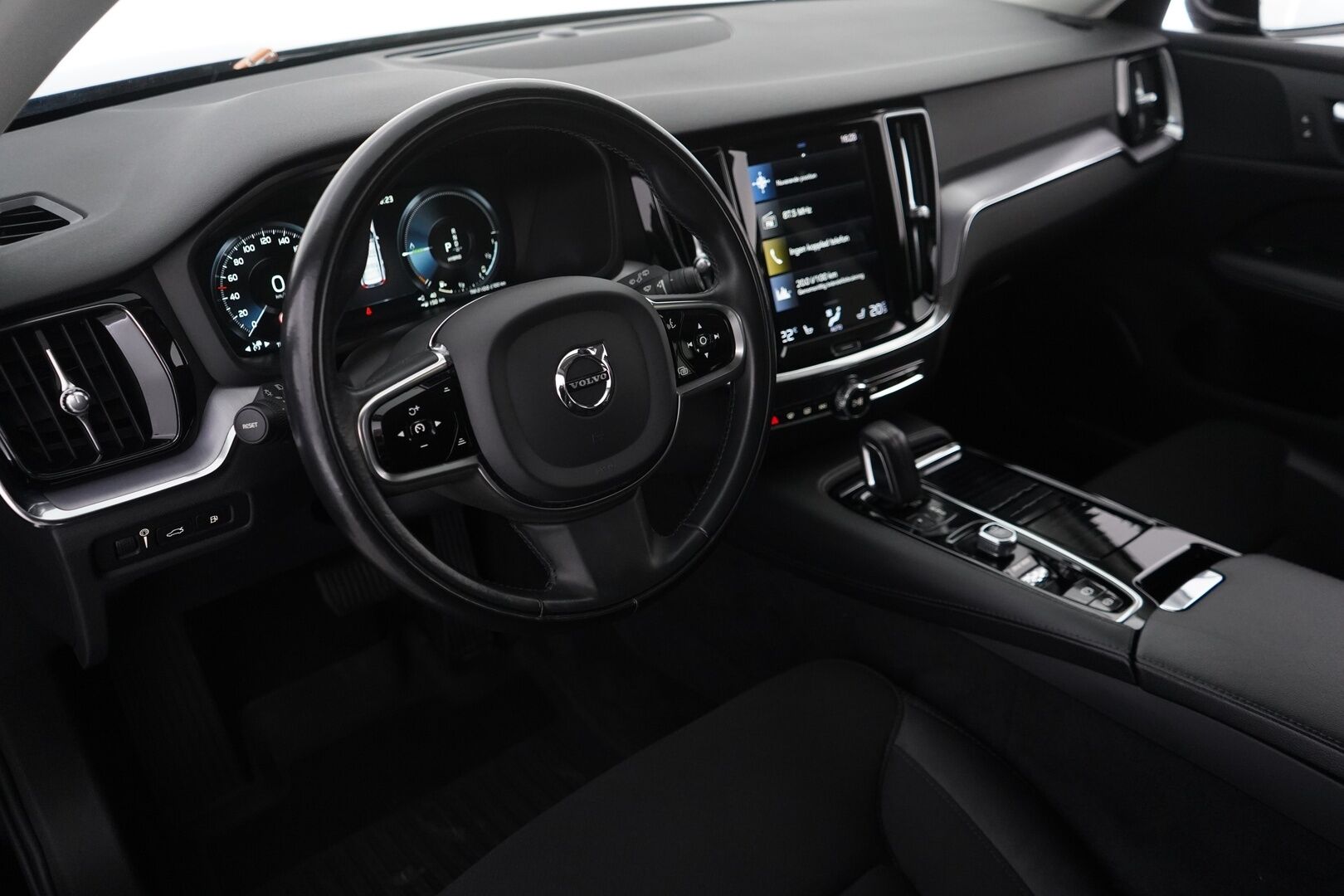 Volvo V60 2021 T6 Recharge AWD Momentum Advanced *ACC / BLIS / Webasto / VOC / Kamera / Pilot Assist / Navi * - Kahdet Volvon vanteet / Juuri katsastettu / Auto myydään juuri huollettuna sekä jakohihna vaihdettuna!