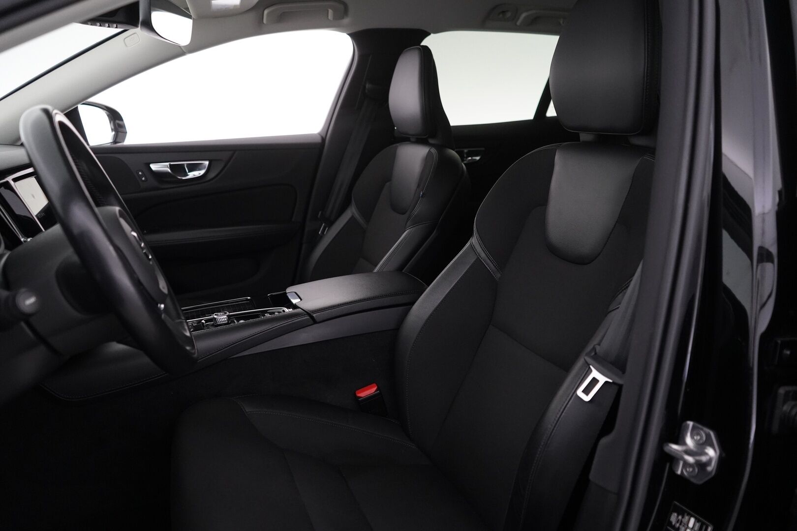 Volvo V60 2021 T6 Recharge AWD Momentum Advanced *ACC / BLIS / Webasto / VOC / Kamera / Pilot Assist / Navi * - Kahdet Volvon vanteet / Juuri katsastettu / Auto myydään juuri huollettuna sekä jakohihna vaihdettuna!