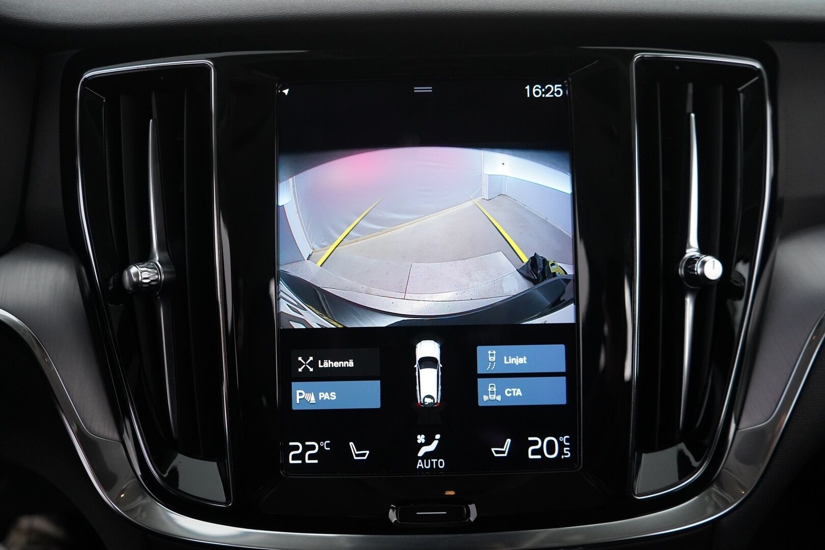 Volvo V60 2021 T6 Recharge AWD Momentum Advanced *ACC / BLIS / Webasto / VOC / Kamera / Pilot Assist / Navi * - Kahdet Volvon vanteet / Juuri katsastettu / Auto myydään juuri huollettuna sekä jakohihna vaihdettuna!