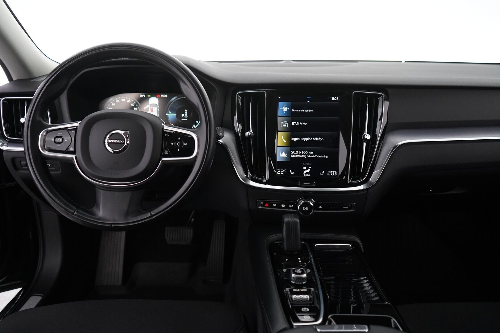 Volvo V60 2021 T6 Recharge AWD Momentum Advanced *ACC / BLIS / Webasto / VOC / Kamera / Pilot Assist / Navi * - Kahdet Volvon vanteet / Juuri katsastettu / Auto myydään juuri huollettuna sekä jakohihna vaihdettuna!