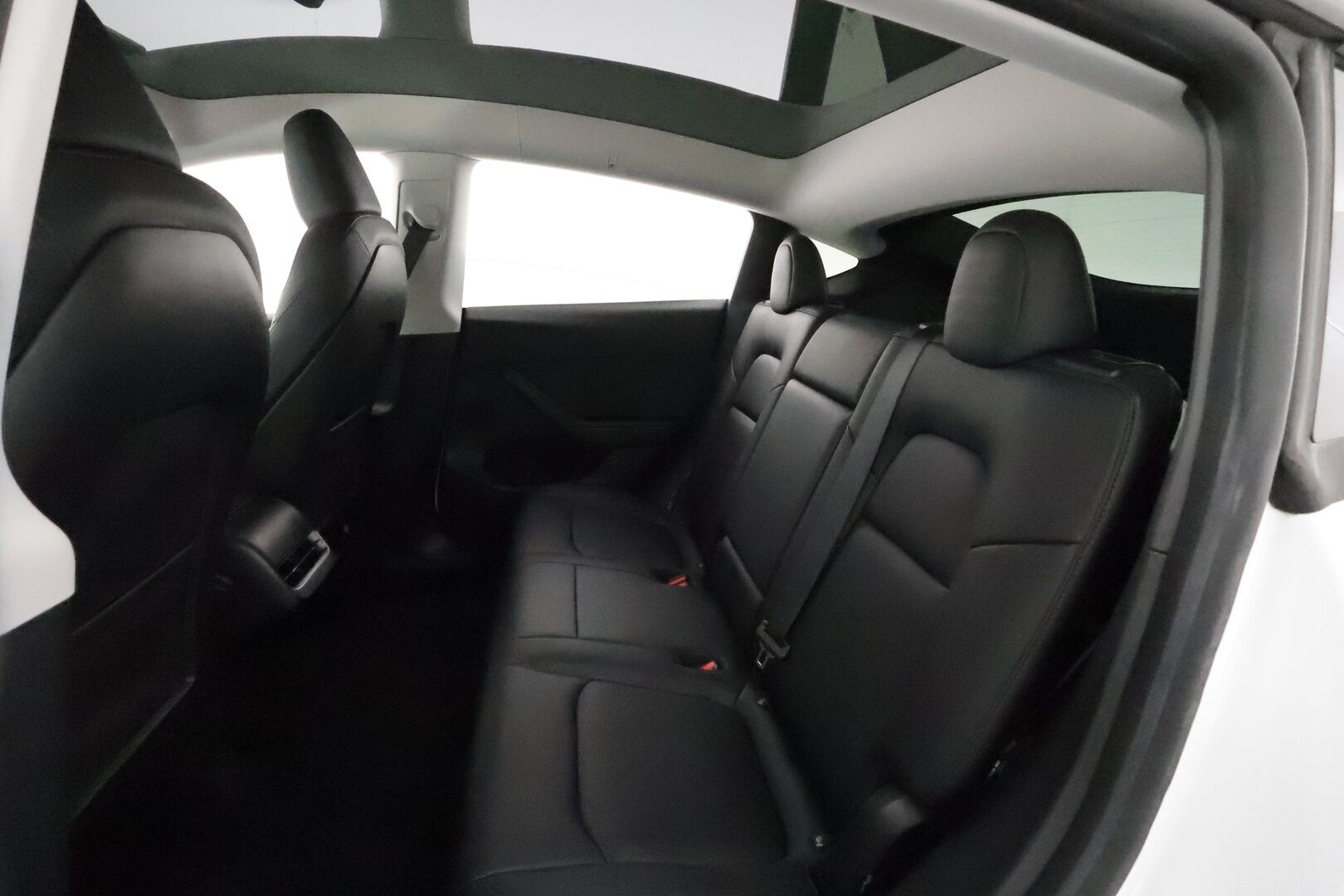 Tesla Model Y 2023 RWD - 3,99 % KORKOTARJOUS TÄHÄN AUTOON - 1Om Suomiauto / Lämpöpumppu / Vetokoukku / Matrix LED / Nahkasisusta / Premium Audio!