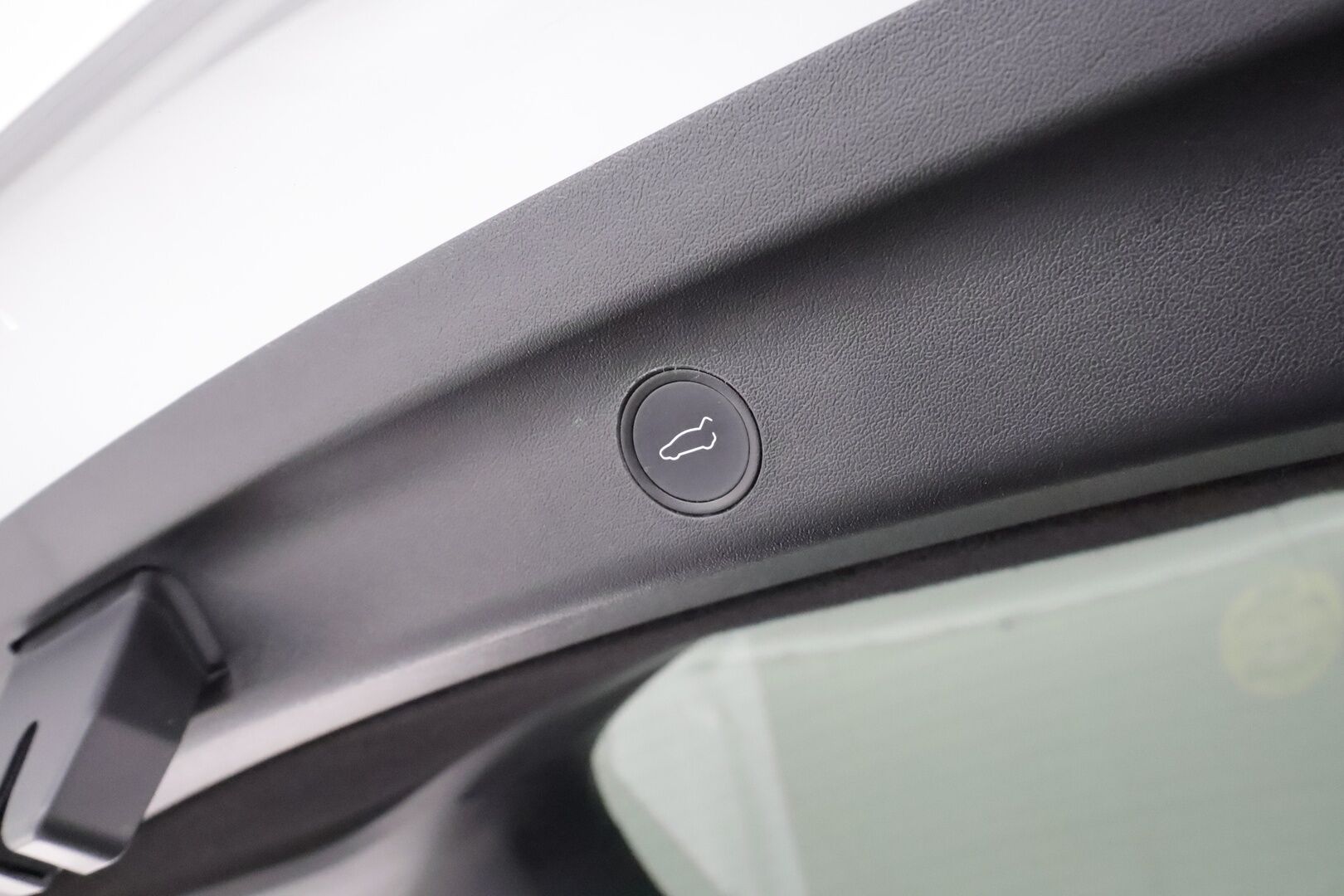 Tesla Model Y 2023 RWD - 3,99 % KORKOTARJOUS TÄHÄN AUTOON - 1Om Suomiauto / Lämpöpumppu / Vetokoukku / Matrix LED / Nahkasisusta / Premium Audio!