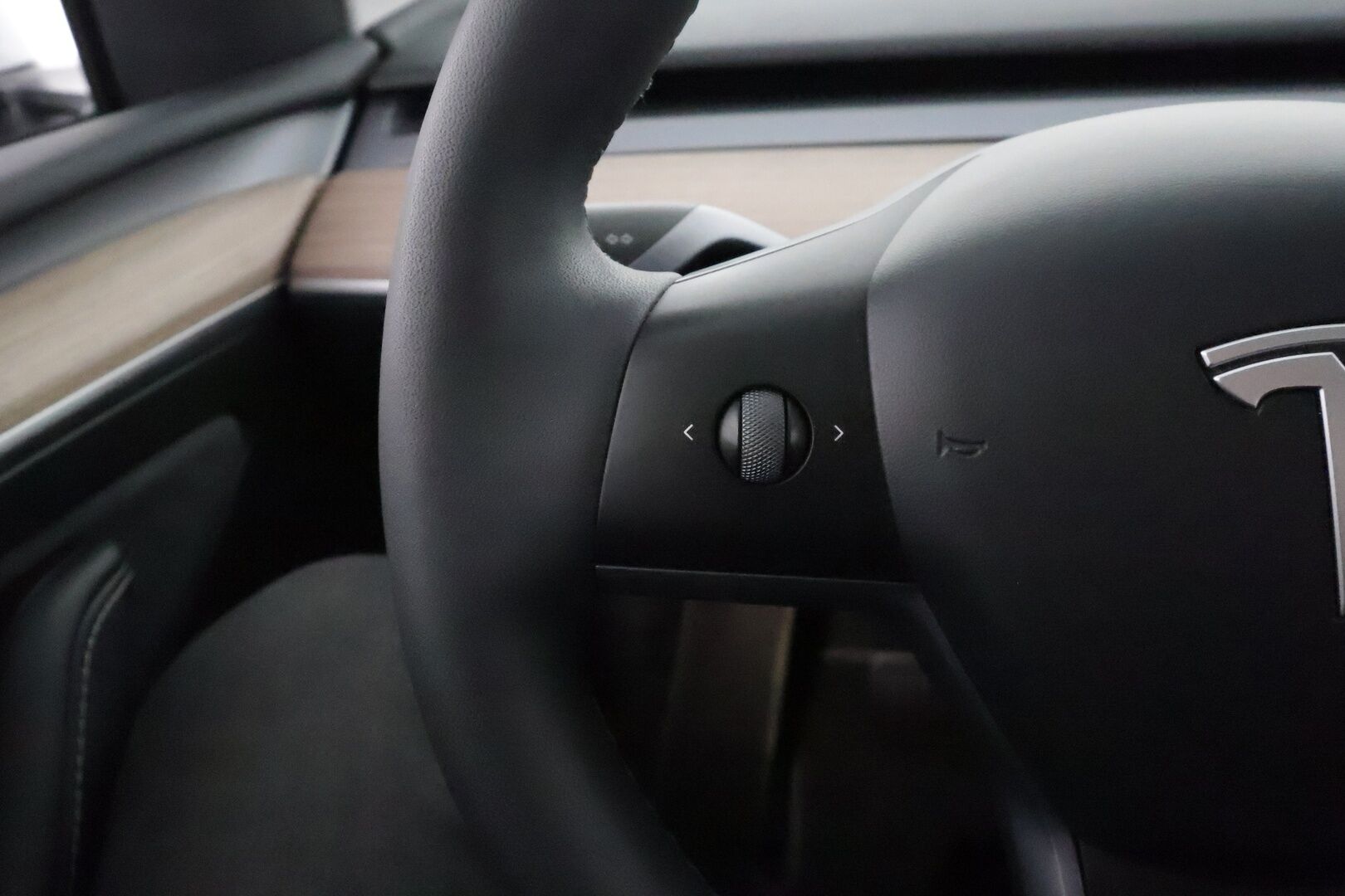 Tesla Model Y 2023 RWD - 3,99 % KORKOTARJOUS TÄHÄN AUTOON - 1Om Suomiauto / Lämpöpumppu / Vetokoukku / Matrix LED / Nahkasisusta / Premium Audio!