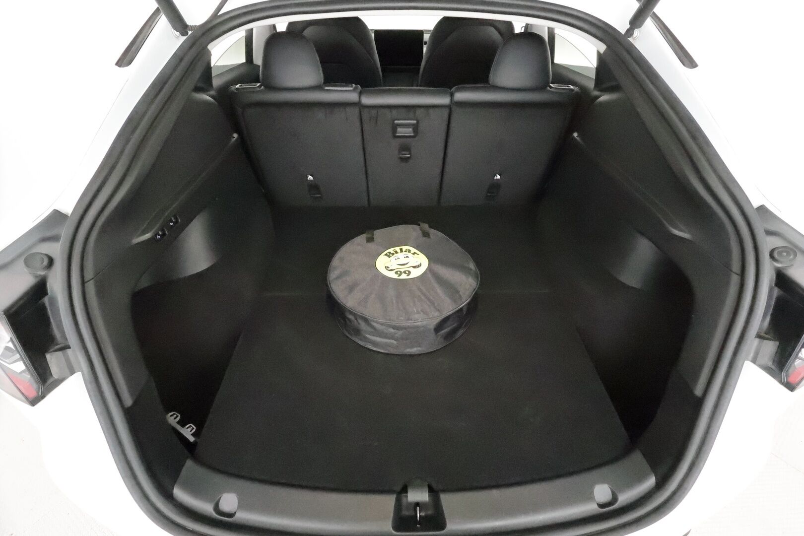 Tesla Model Y 2023 RWD - 3,99 % KORKOTARJOUS TÄHÄN AUTOON - 1Om Suomiauto / Lämpöpumppu / Vetokoukku / Matrix LED / Nahkasisusta / Premium Audio!