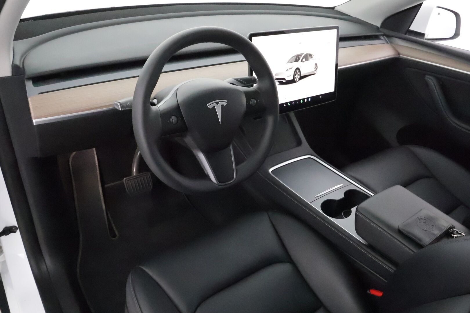 Tesla Model Y 2023 RWD - 3,99 % KORKOTARJOUS TÄHÄN AUTOON - 1Om Suomiauto / Lämpöpumppu / Vetokoukku / Matrix LED / Nahkasisusta / Premium Audio!
