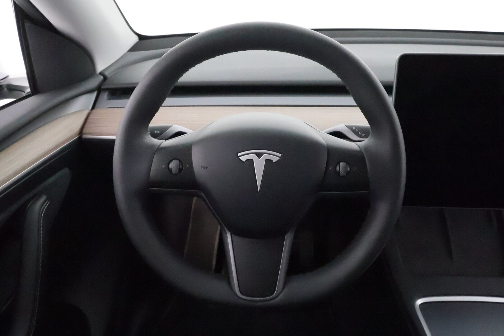Tesla Model Y 2023 RWD - 3,99 % KORKOTARJOUS TÄHÄN AUTOON - 1Om Suomiauto / Lämpöpumppu / Vetokoukku / Matrix LED / Nahkasisusta / Premium Audio!